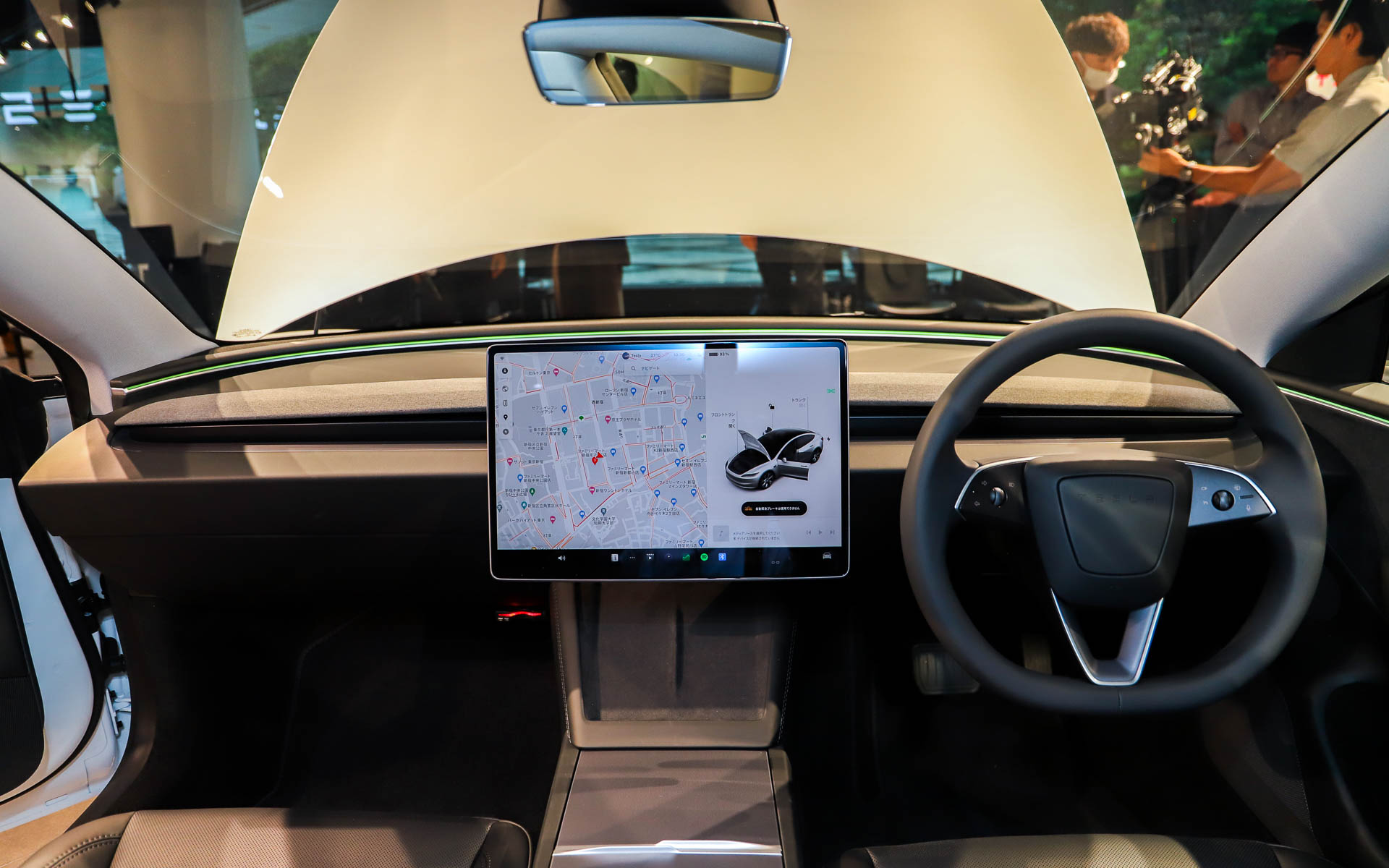 シフトレバーを廃止し、ウインカーをステアリングに統合したことにより、すっきりしたデザインとなったインパネ