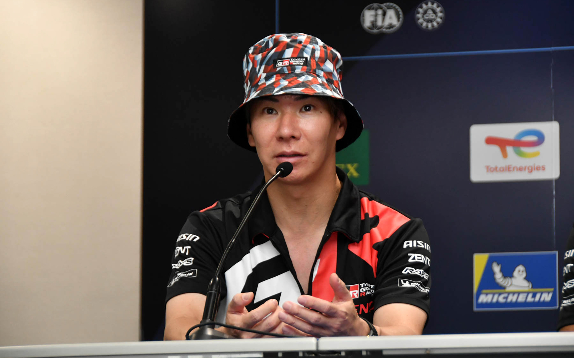 小林可夢偉選手兼チーム代表。なお、小林チーム代表がかぶっている帽子は、TGRの最新グッズ「バケットハット」（3500円）で、TGRの物販コーナーで販売中とのこと