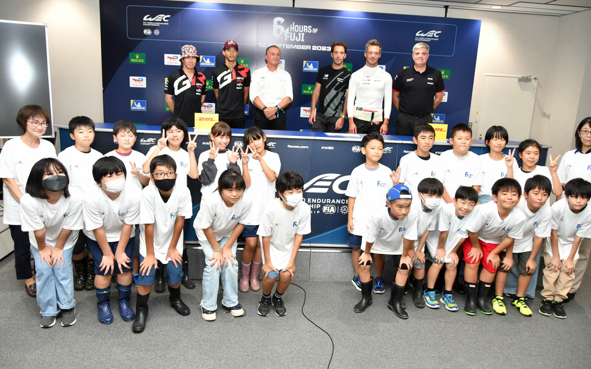 ドライバーたちと記念撮影する小山町立成美小学校5年生のみなさん