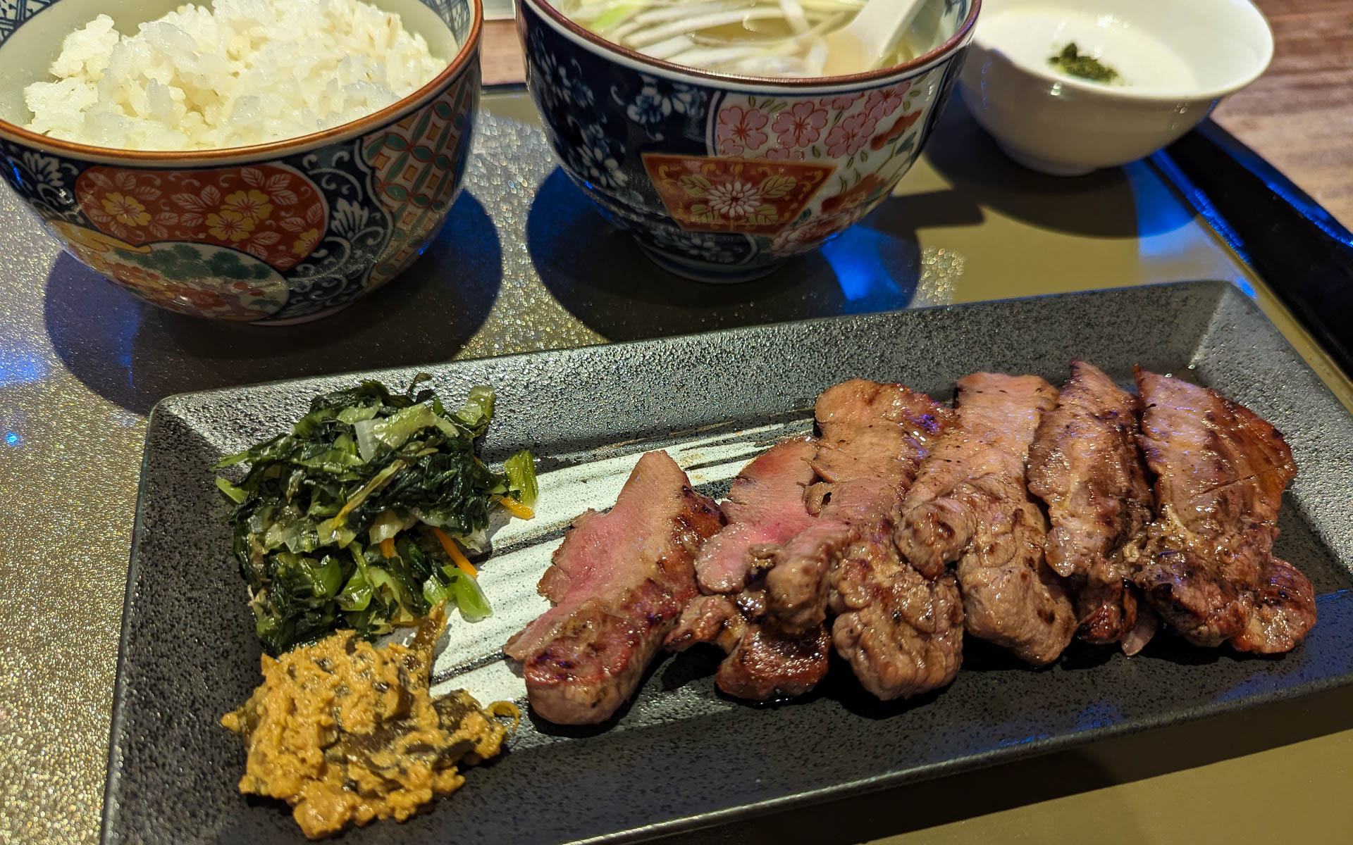 仙台に行ったら絶対に牛タンを食べるーーーーー!!　と心に決めていたのですが、ちょうどお昼どきでお店が混んでいたため、食べ終わったのが新幹線の時間ギリギリになってしまい……ずんだシェイクは今回はお預けとなりました……悲しみ……