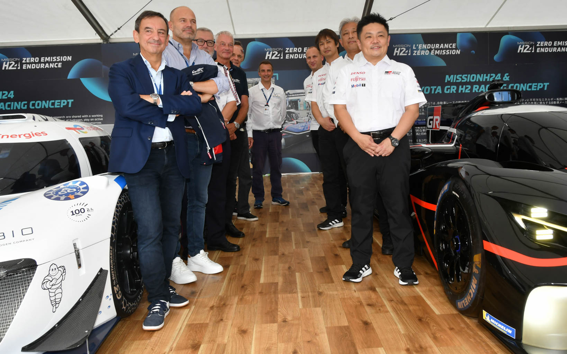 関係者が集合して記念撮影