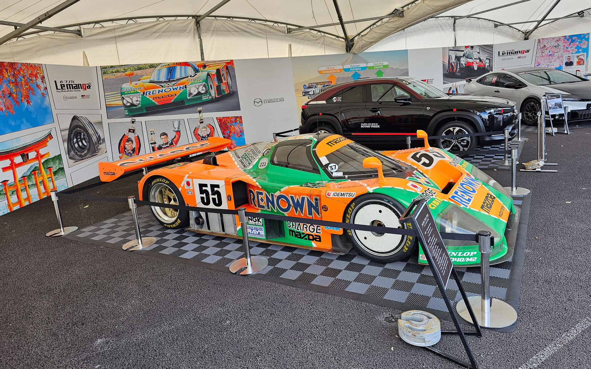 トヨタとマツダの共同出展ブース