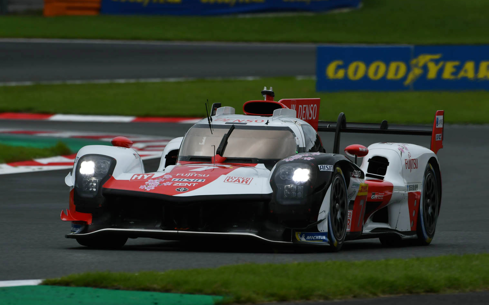 ポールポジションを獲得した7号車 TOYOTA GAZOO Racing GR010 HYBIRD（マイク・コンウェイ/小林可夢偉/ホセ・マリア・ロペス）