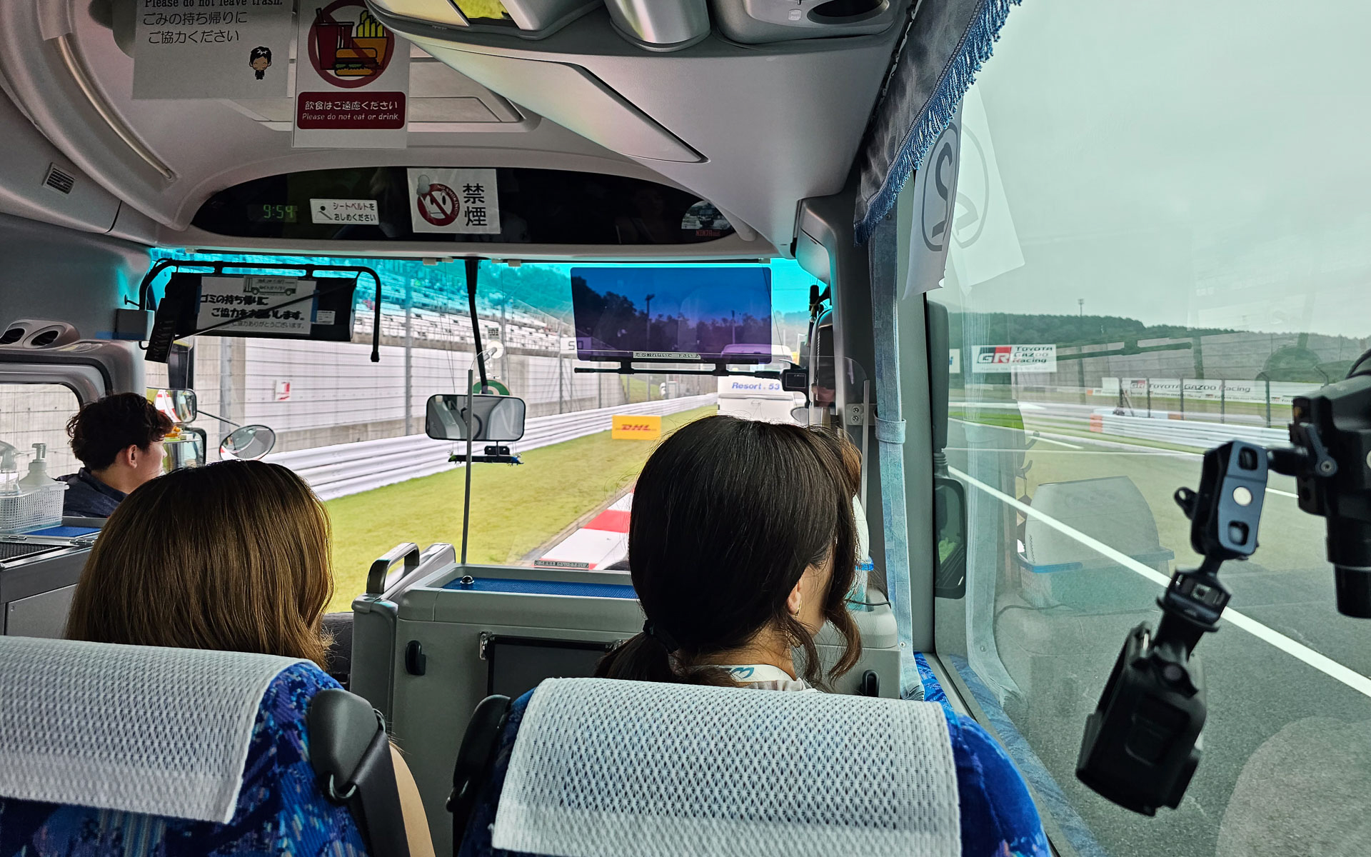 車内から見ると右側席が絶好のビューポイントとなるため、1周目の終わりに左右の席を入れ替える。SUPER GTのサーキットサファリでは、バスが右側と左側の両方を走って、乗客の座る位置を入れ替えることはないので、やり方がちょっと違う