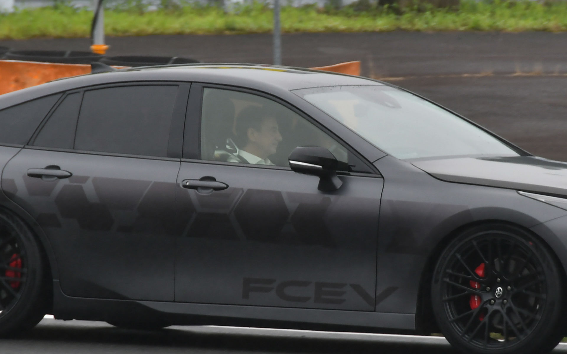 新型ミライスポーツをドライブするACO ピール・フィヨン会長