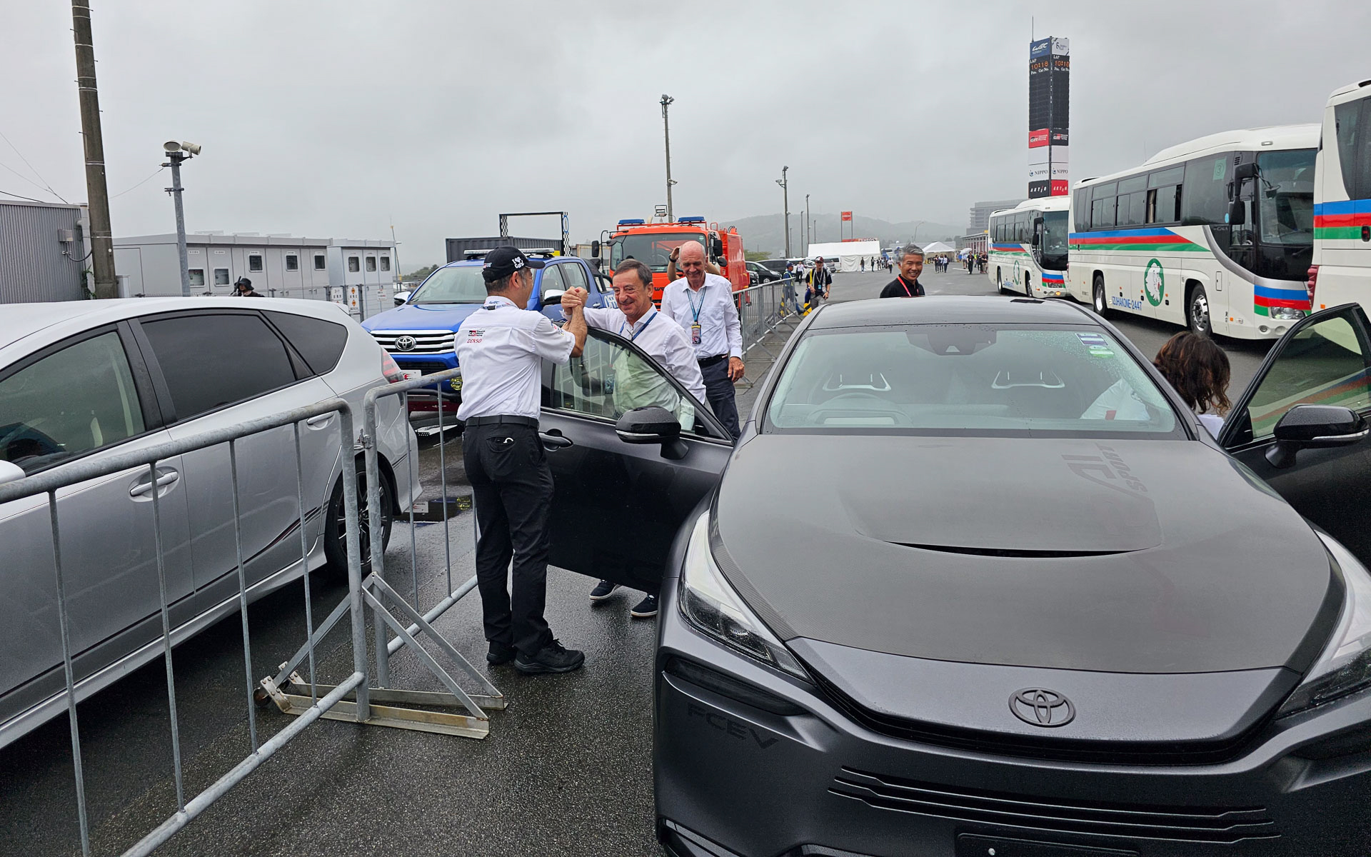 車両から降りてきて、TOYOTA GAZOO Racingの関係者と握手するフィヨン氏