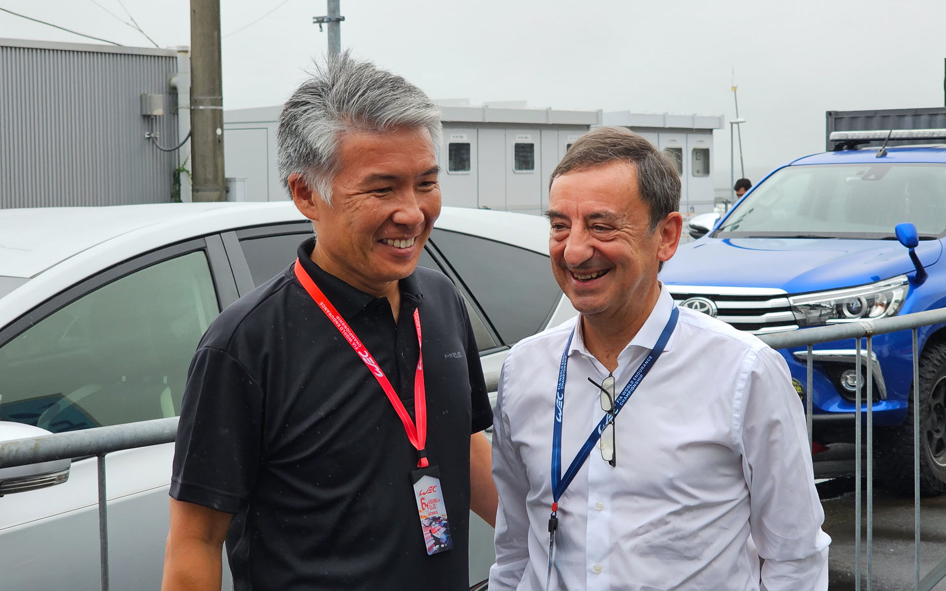 トヨタ自動車株式会社 Mid-size Vehicle Company MS製品企画ZS主査 清水竜太郎氏（左）と談笑するフィヨン氏