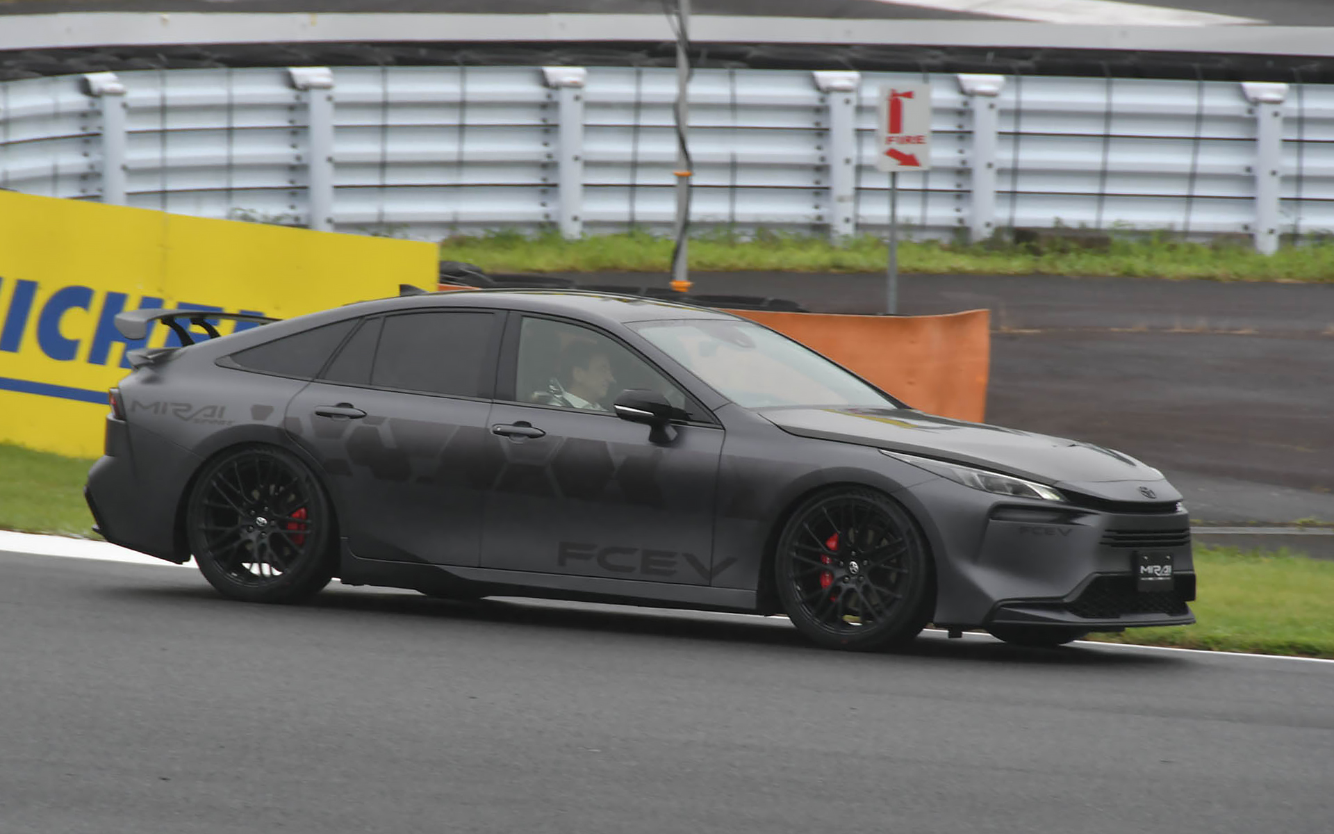 新型ミライスポーツで富士スピードウェイを走行するACO ピエール・フィヨン会長