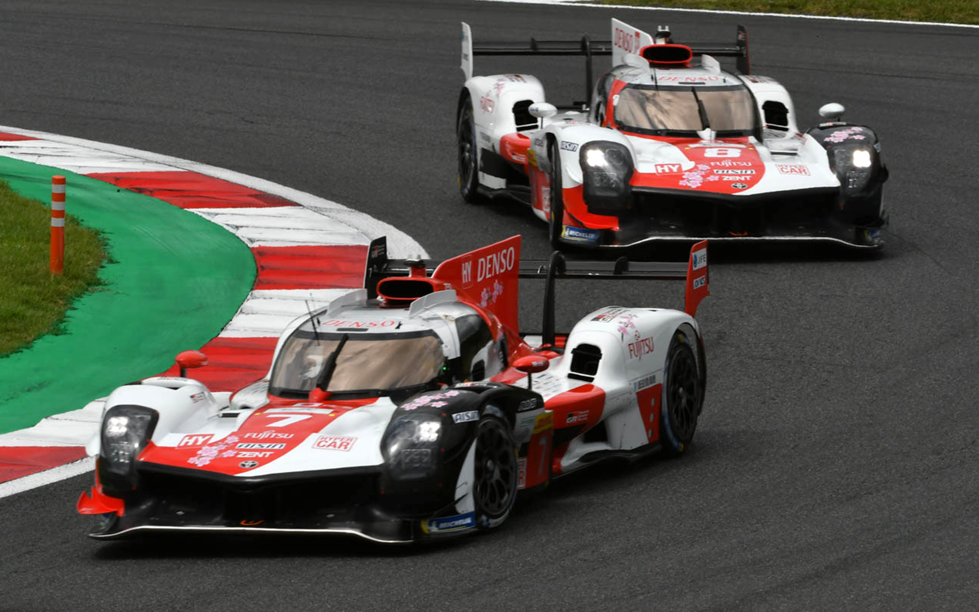 TOYOTA GAZOO Racing 7号車 GR010 HYBIRD（マイク・コンウェイ/小林可夢偉/ホセ・マリア・ロペス）と8号車 GR010 HYBIRD（セバスチャン・ブエミ/ブレンドン・ハートレー/平川亮）が1-2フィニッシュ。WECマニファクチャラー選手権でチャンピオンを獲得した