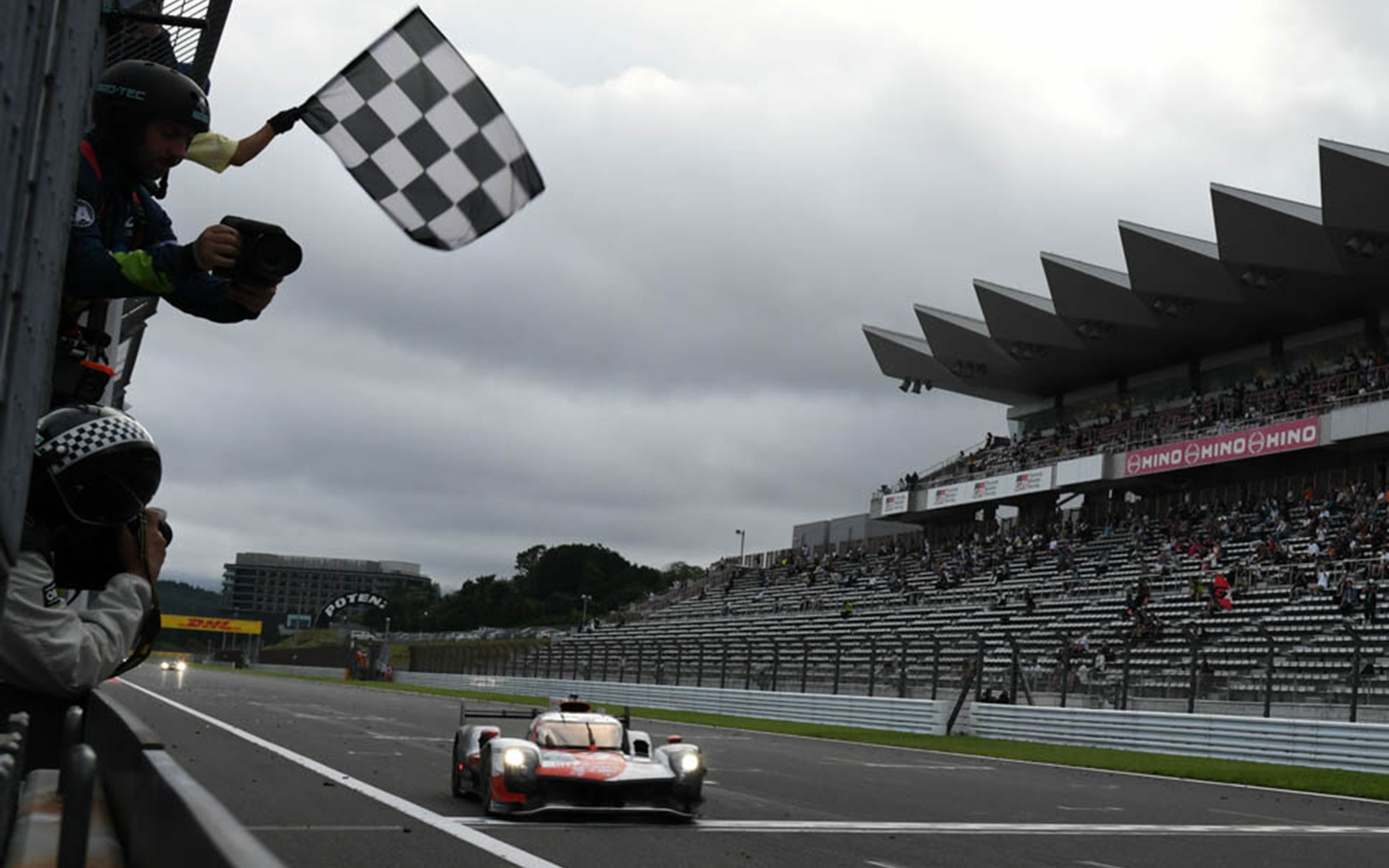 17時少し前に富士6時間レースのゴールを迎えたTOYOTA GAZOO Racing