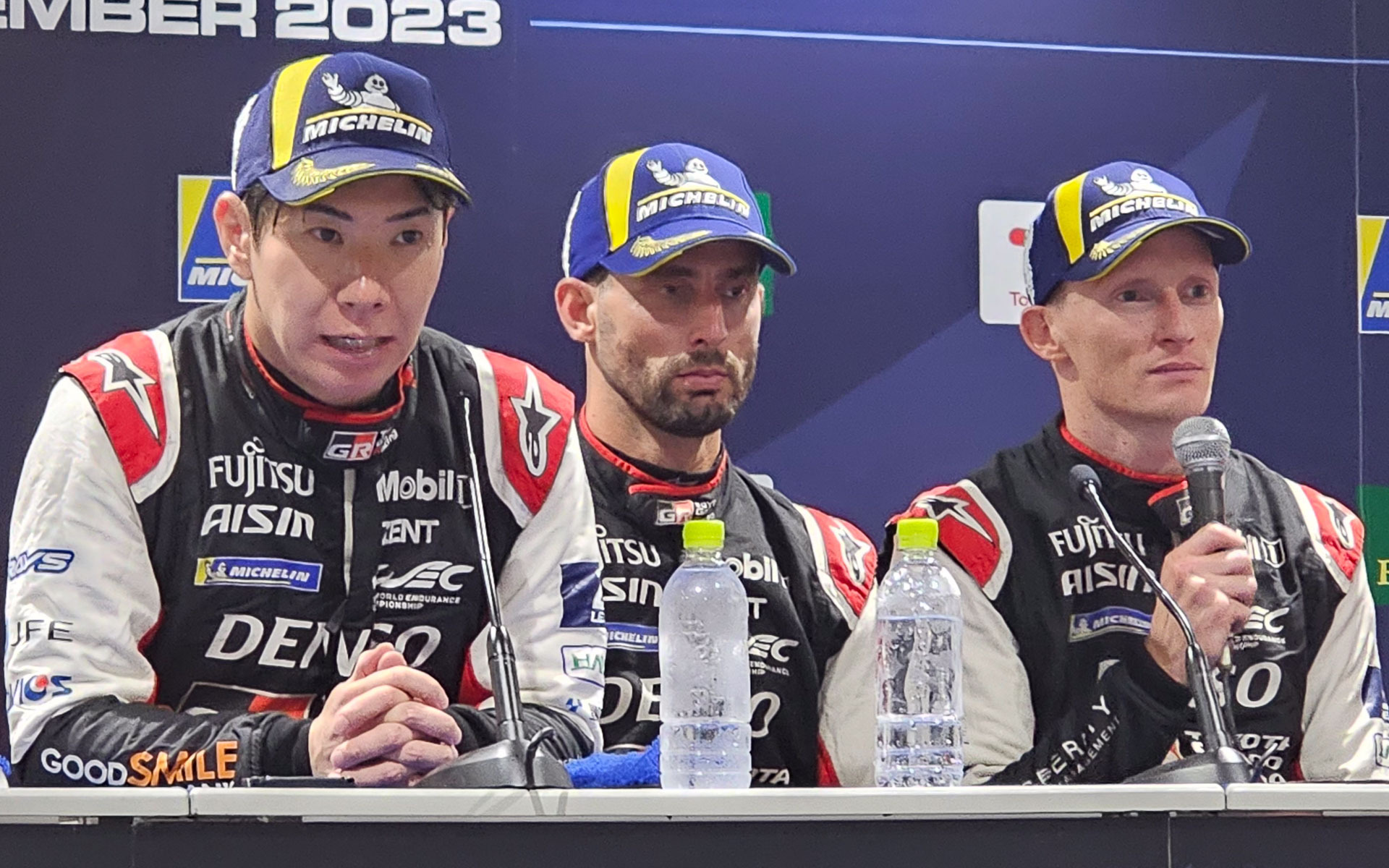 WEC公式優勝会見での7号車クルー、左から小林可夢偉選手、ホセ・マリア・ロペス選手、マイク・コンウェイ選手