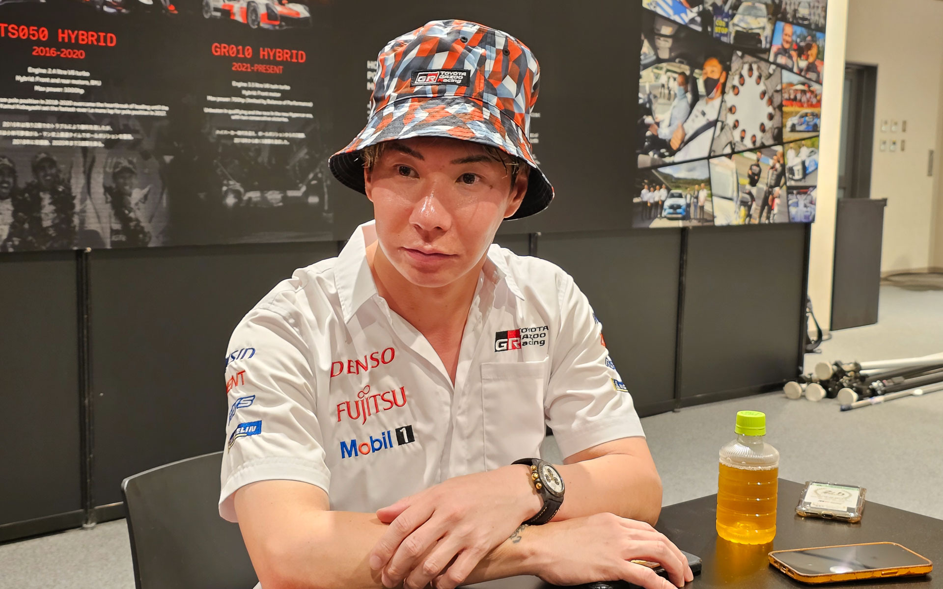 小林可夢偉選手兼チーム代表、かぶっているのはTGRの新作グッズで、バケットハット（3500円）だったが、WEC富士レースの土曜日には売り切れてしまったほどの人気