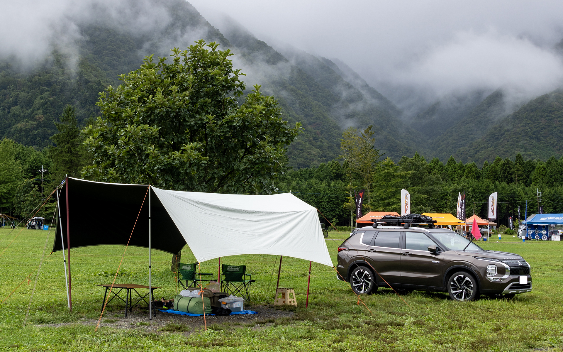 こちらも絵になるキャンプシーン。小雨が降ったときもあるが、多くの参加者はテントのほかに大きめのタープも張っていたので、雨が気になったらタープの下でのんびりするという光景が見られた。暑かった夏を越えたあとなので、高原の小雨という涼しい環境はそれもまた気持ちがいい