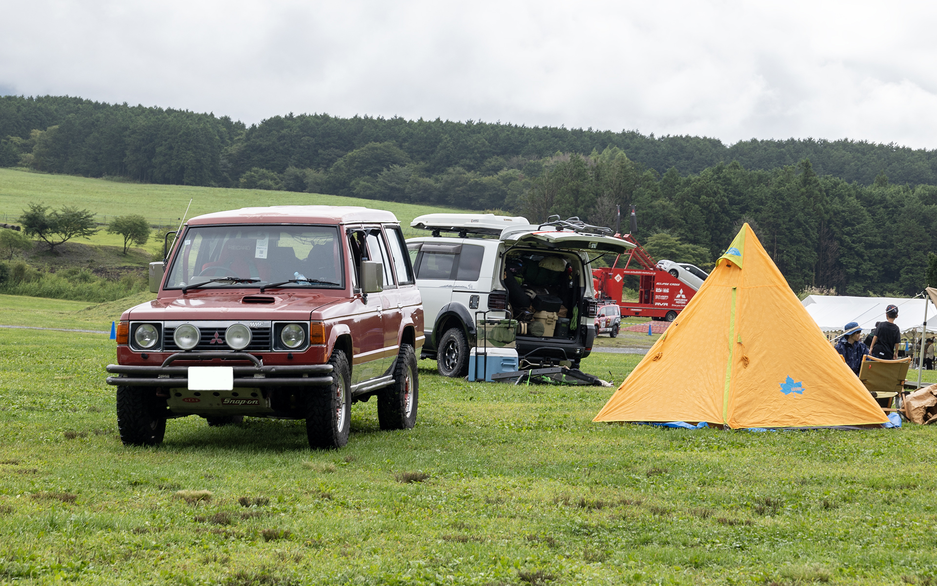 初代パジェロとワンポールテントの組み合わせはキャンプ慣れした雰囲気がある