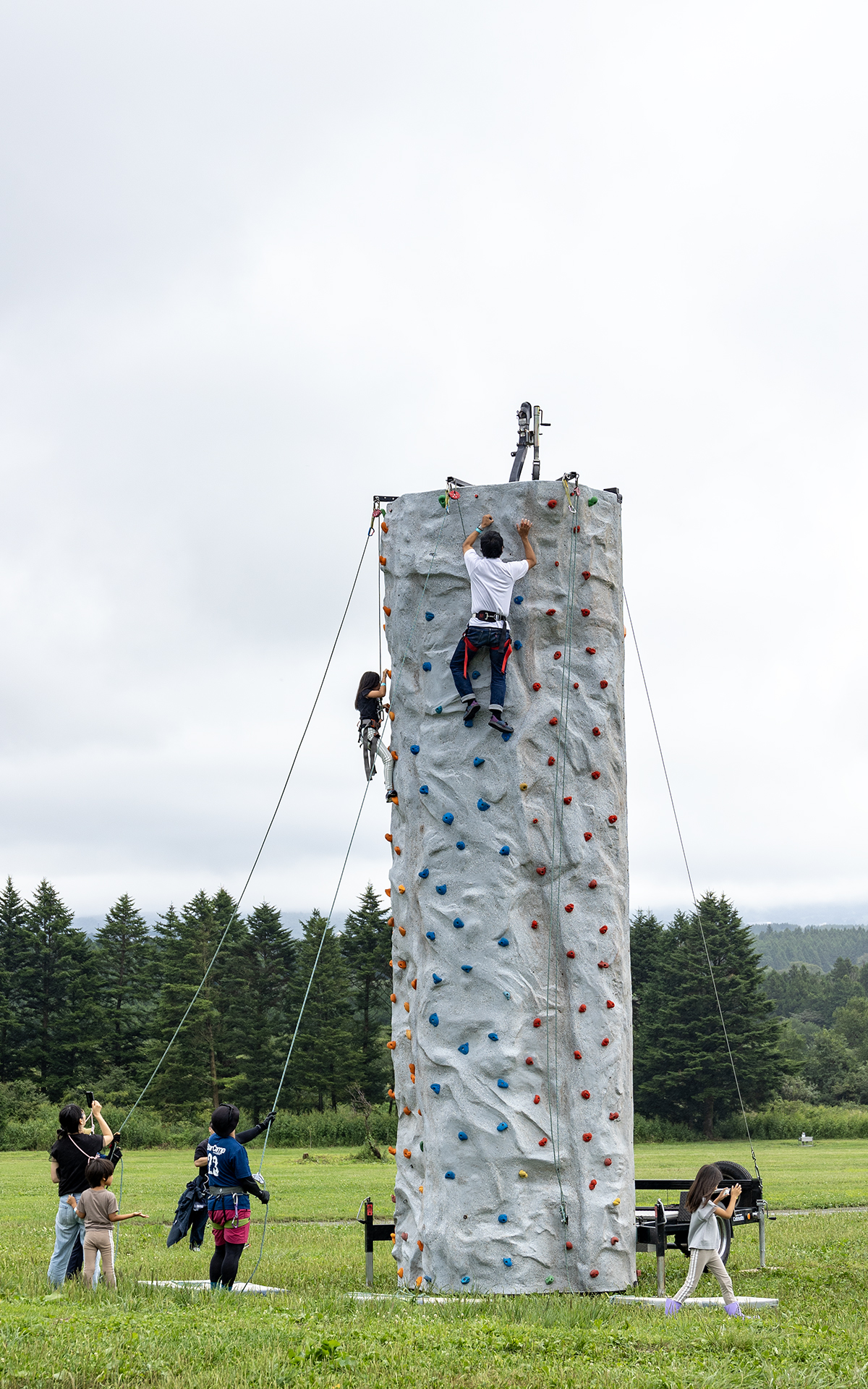 大人だけでなく子供も楽しめるレジャー型スポーツクライミング。上からのテンションが適度にかかった命綱と装具をつけた安全な状態で垂直の壁登りが楽しめるもの