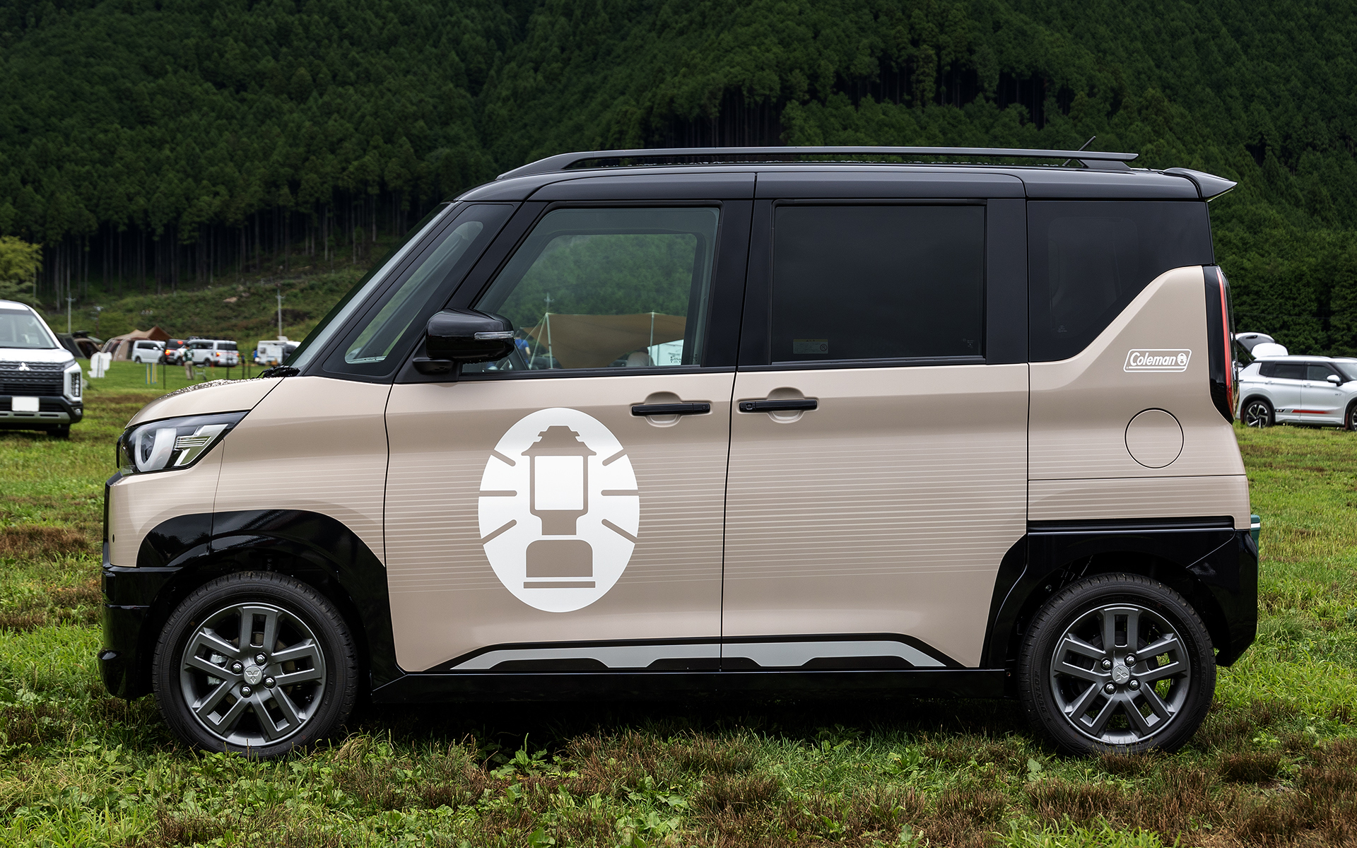 フェンダーアーチはもともとブラックなので、そのカラーはアクセントとして残すデザイン