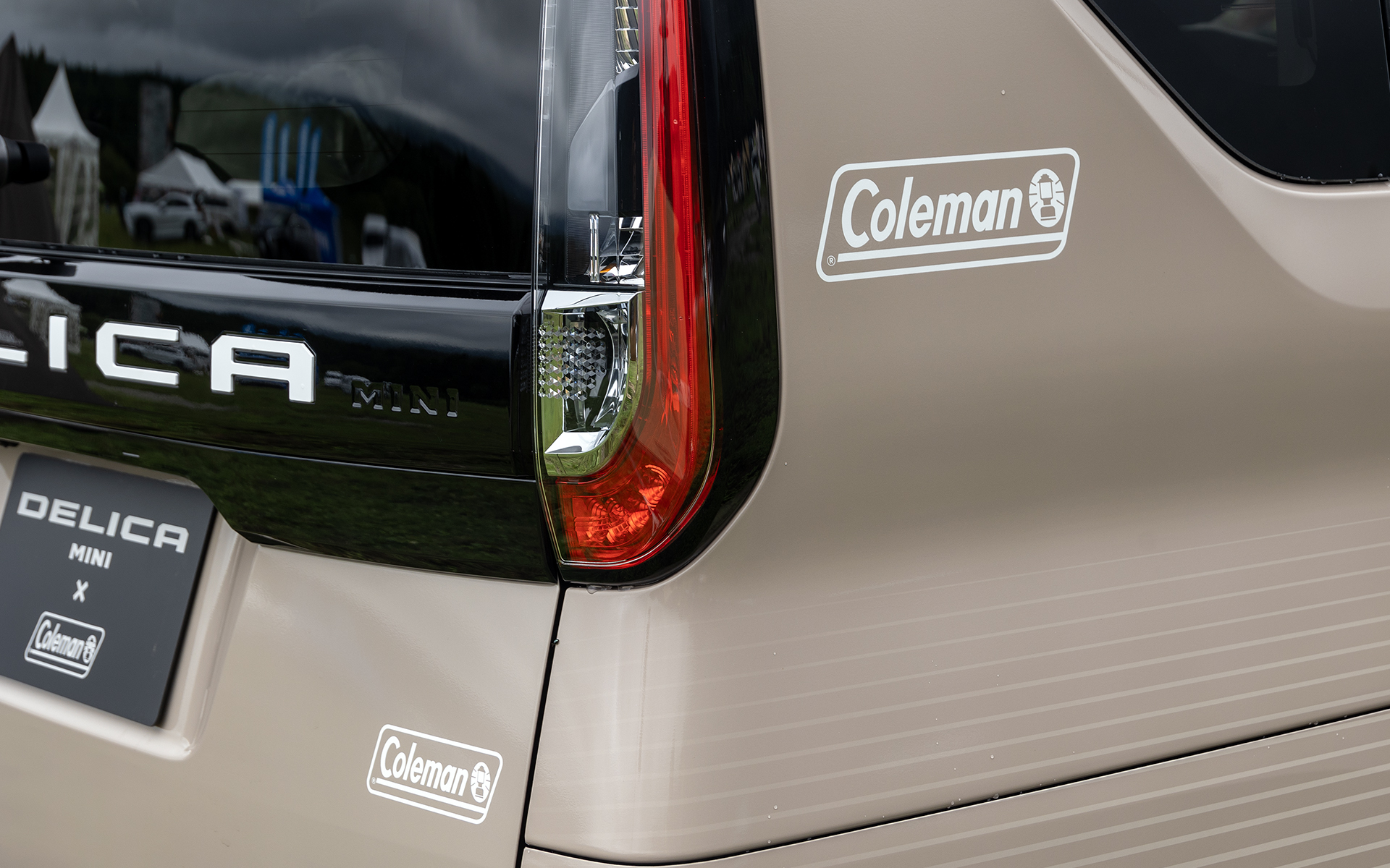 コールマンのブランドロゴは左右のリアピラーとリアゲートの右側に入る。こちらもさりげない感じだ