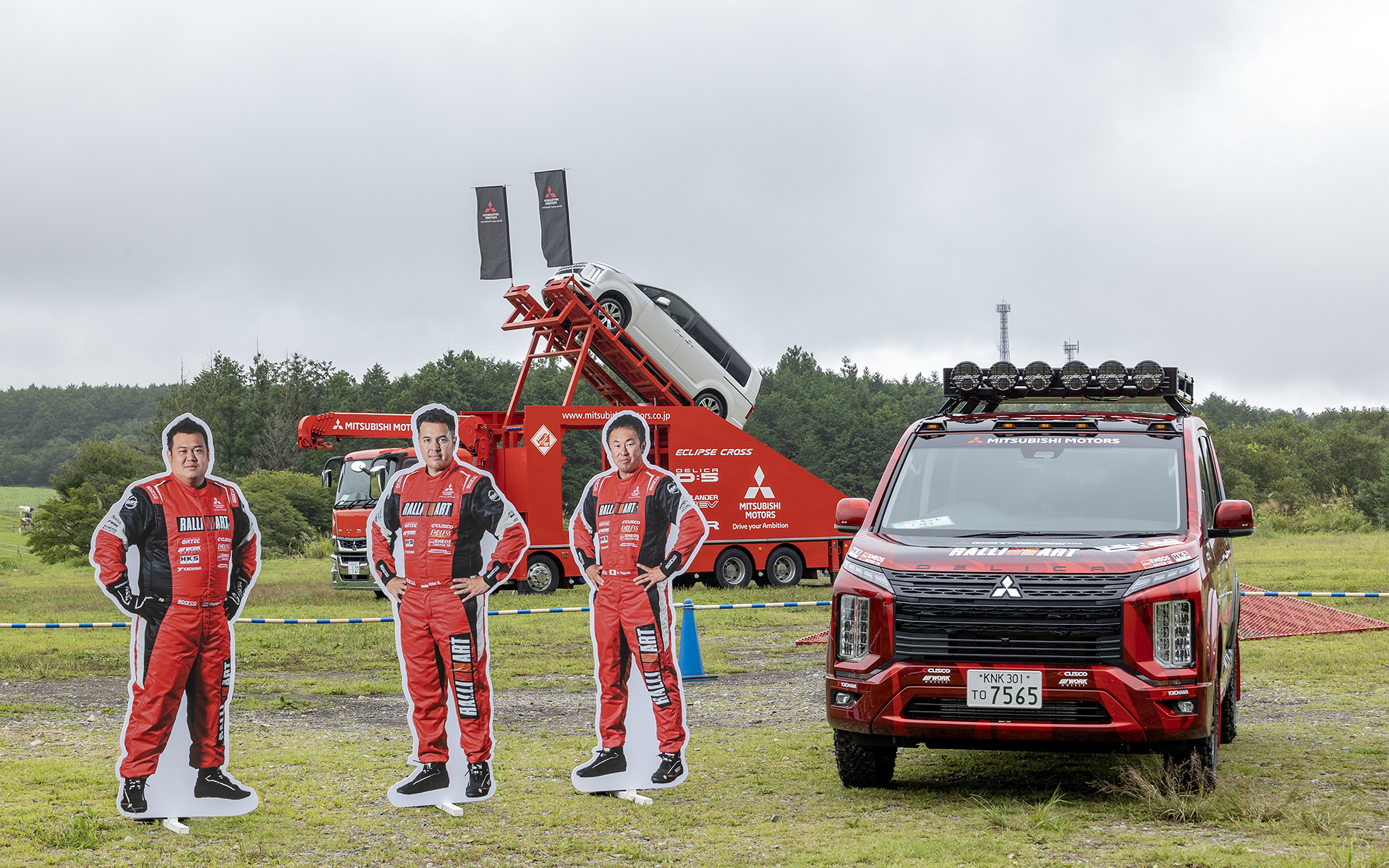 アジアクロスカントリー2023にチーム三菱ラリーアートとして新型トライトンで参戦。3台出場して1台が総合3位。ほか2台も完走という好結果。その走りを支えたデリカD:5のサポートカーが展示された