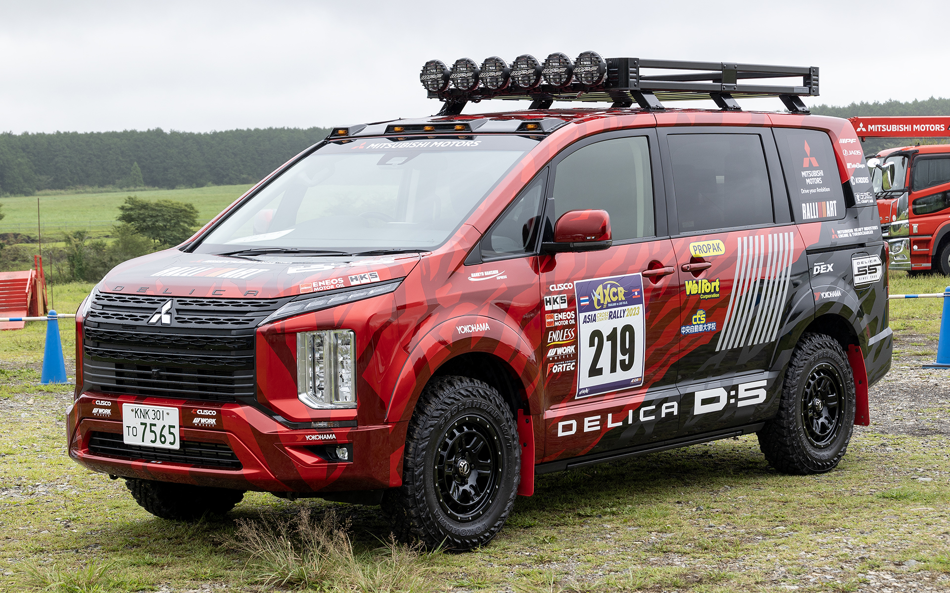アジアクロスカントリー2023にチーム三菱ラリーアートとして新型トライトンで参戦。3台出場して1台が総合3位。ほか2台も完走という好結果。その走りを支えたデリカD:5のサポートカーが展示された