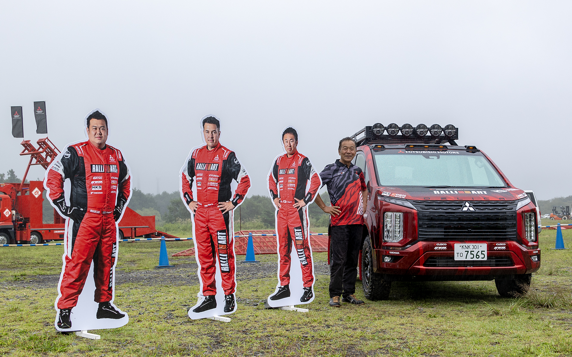 トライトンをドライブしたチームメンバーのスタンドと記念撮影。来年は優勝を目指すと語った