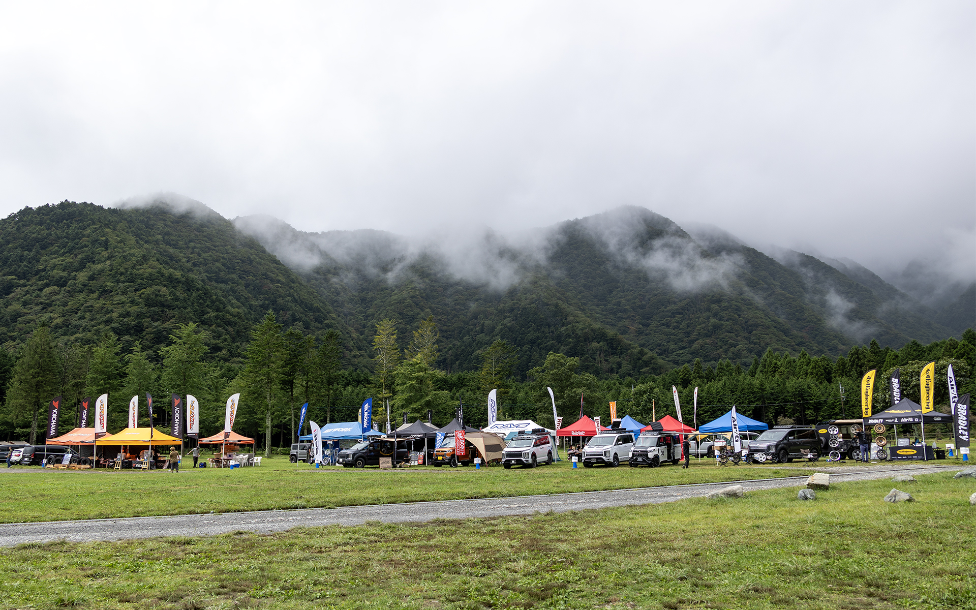 パーツメーカーのブースも出展。デモカーを展示していたので、話題のデリカミニをピックアップして掲載していく