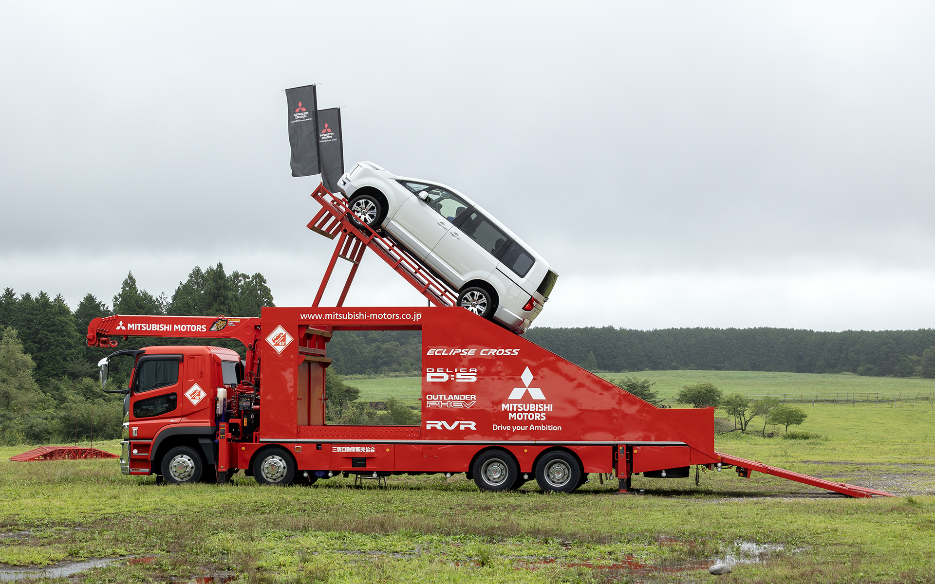 スターキャンプの人気コンテンツ「4WD登坂キット同乗体験」。最大傾斜45度の坂上りが体験できる