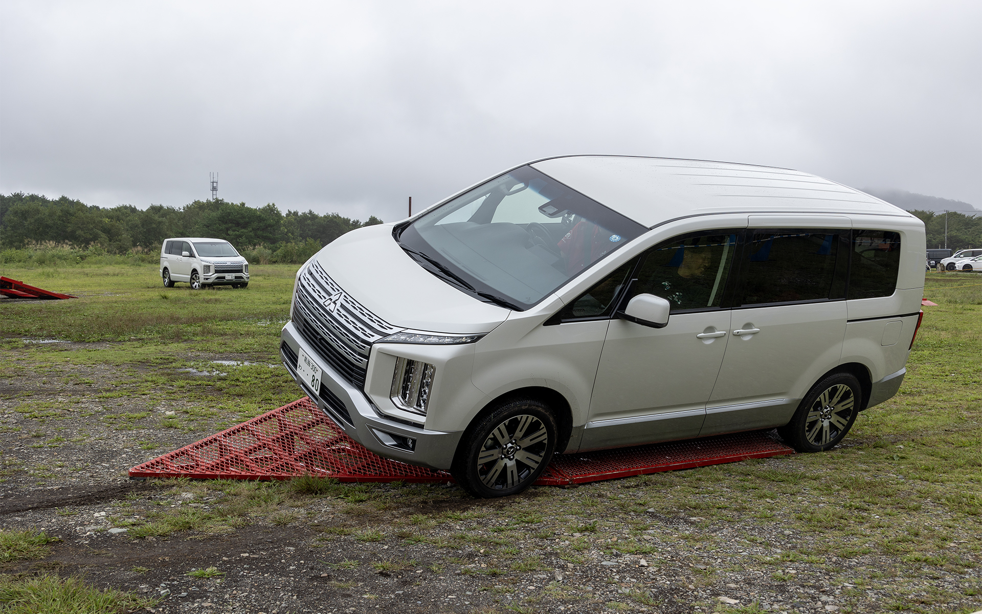 片側を大きく乗り上げる傾斜路も通過する