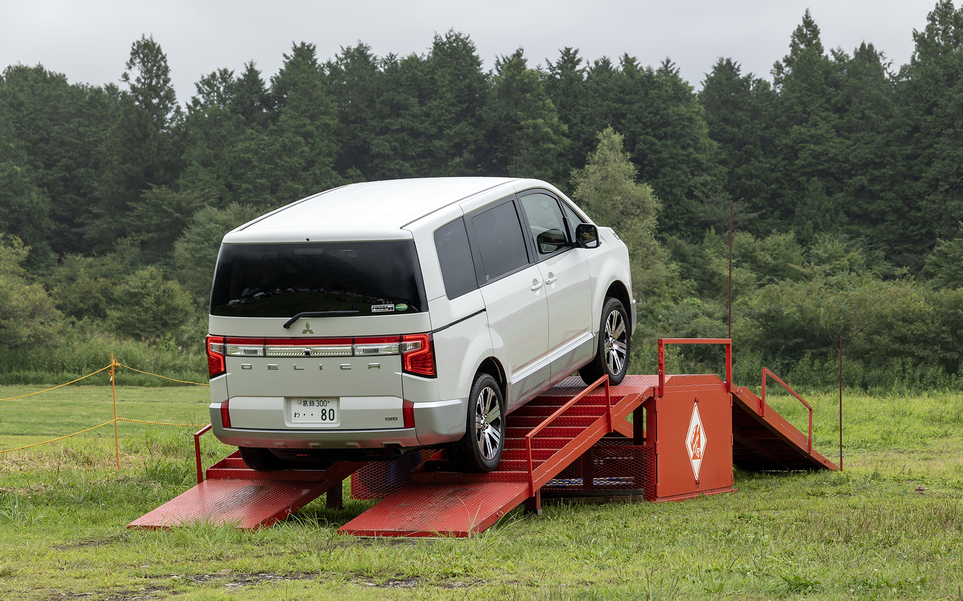 このような傾斜の乗り越えも行ない、デリカD:5の走行性能を体験する