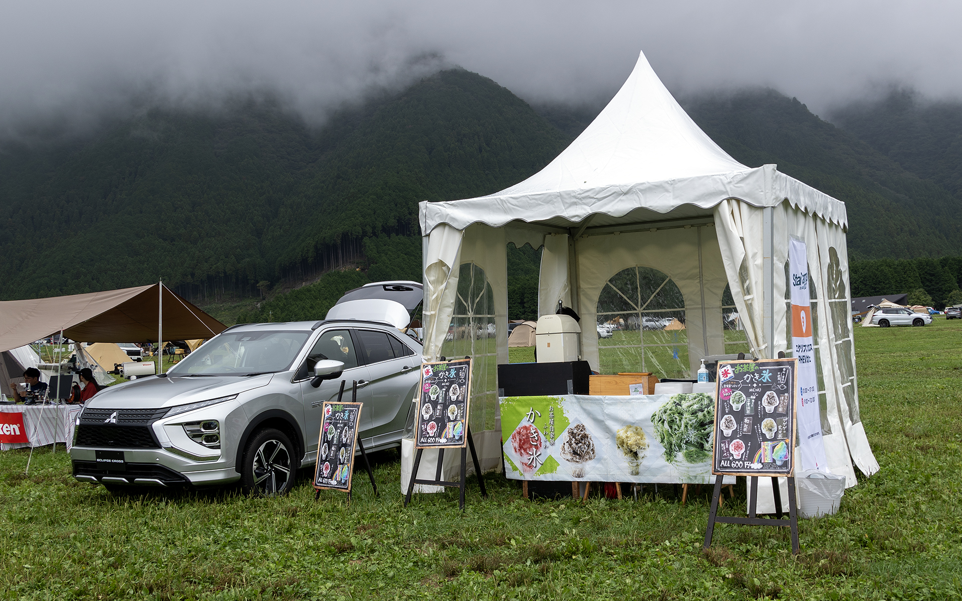 こちらもスターキャンプでは人気のエクリプス クロス PHEV カフェ。PHEV車両から給電して営業している