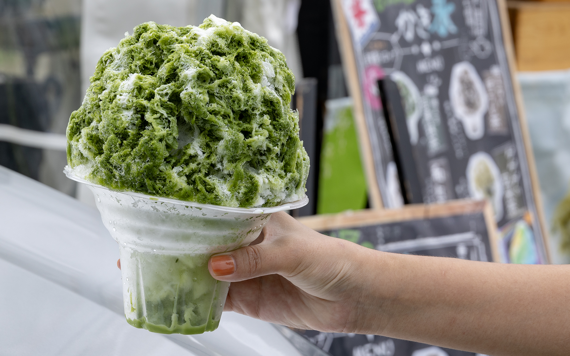 エクリプス クロス PHEVカフェで注文できるかき氷。お茶屋さんがやっている店なので頼んだのは抹茶ミルク味。とてもおいしかった