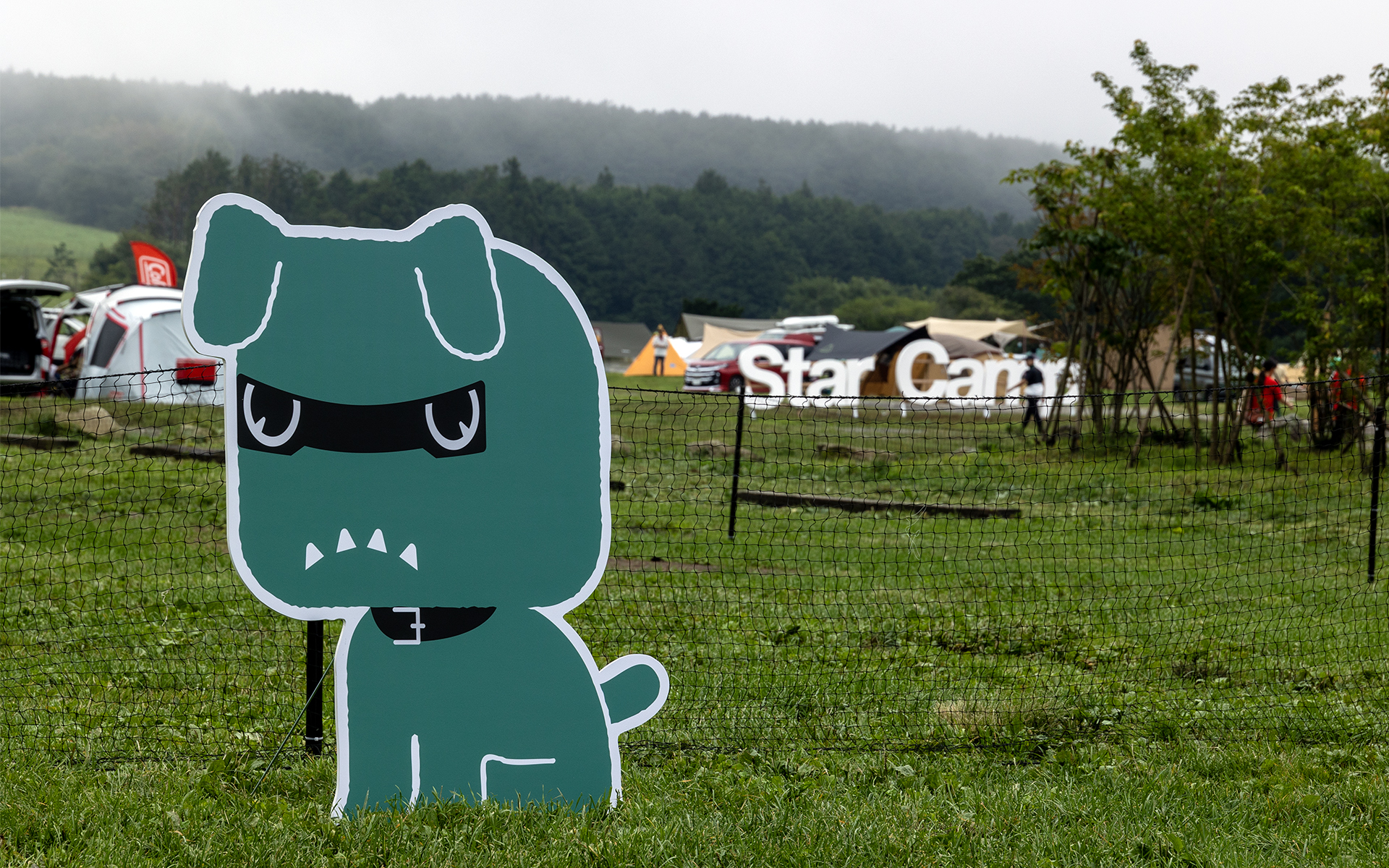 愛犬を連れて参加する方も多いのでドッグランもある。入口ではデリ丸。がお迎え