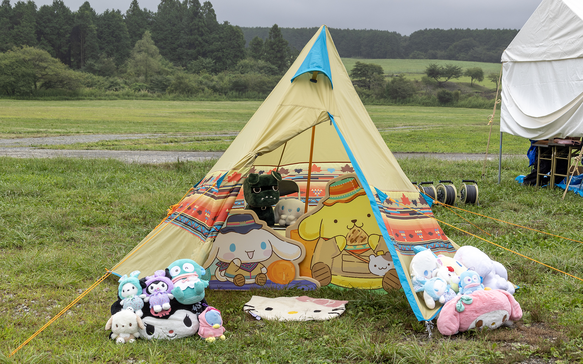ステージ横にあったテントには、サンリオキャラクターとデリ丸。が入っていた