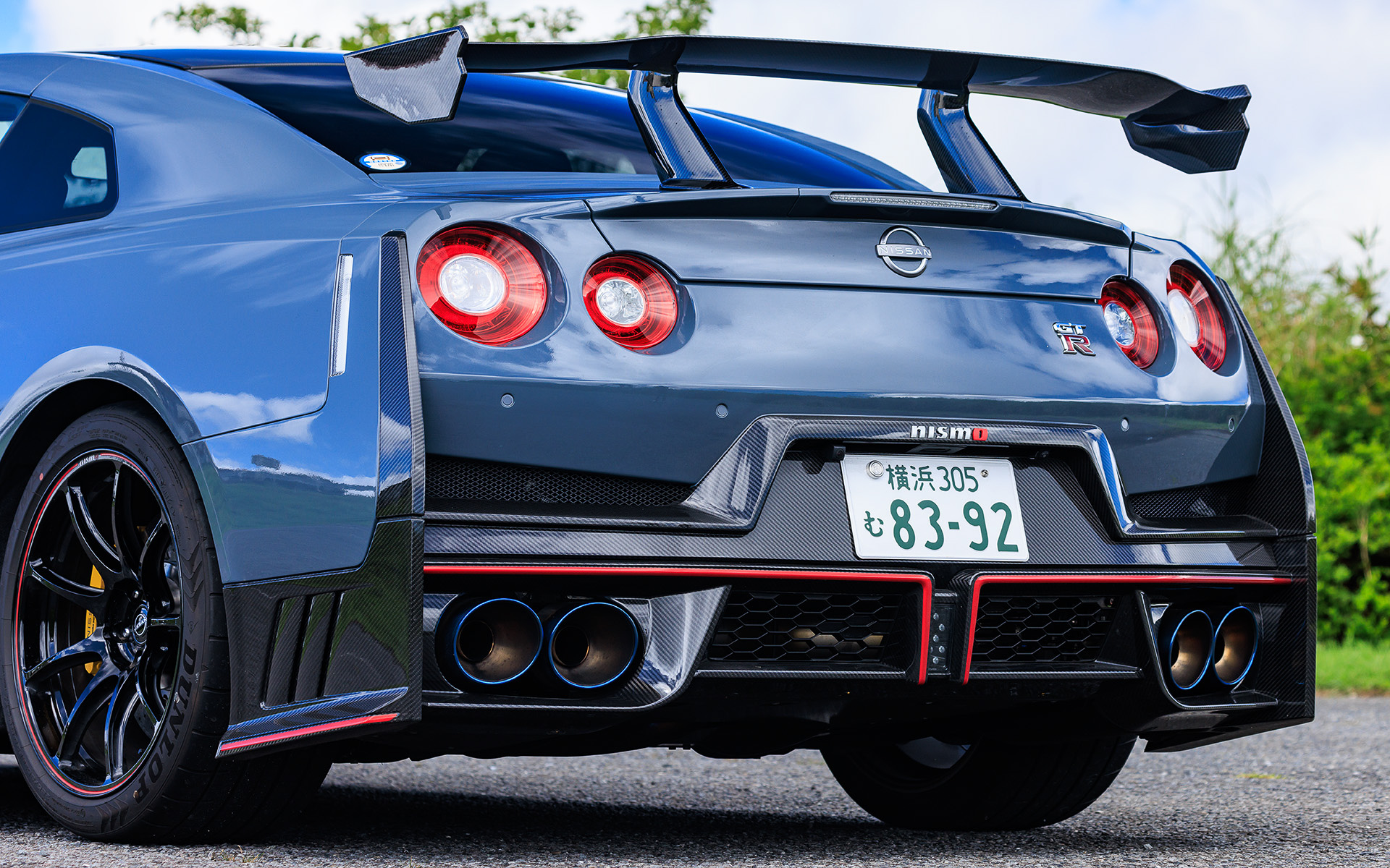 エクステリアではカーボン製ルーフ、カーボン製エンジンフード、カーボン製フロントフェンダーなどを採用して軽量化を図った。また新デザインのリアウイングを高い位置にセットするなど、空力性能の向上にも抜かりなし。マフラーはFUJITSUBOのチタン合金製