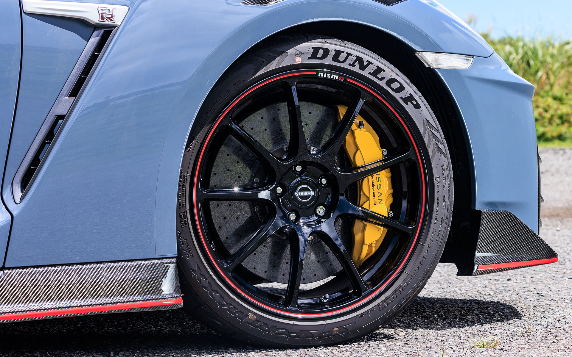 NISMO専用サスペンションが与えられるほか、20インチのレイズ製アルミ鍛造ホイールやダンロップ「SP SPORT MAXX GT 600 DSST」（フロント255/40ZRF20、リア 285/35ZRF20）、カーボンセラミックブレーキなども専用品。また、旋回性能を高めるフロントメカニカルLSDを標準装備したのもトピックの1つ