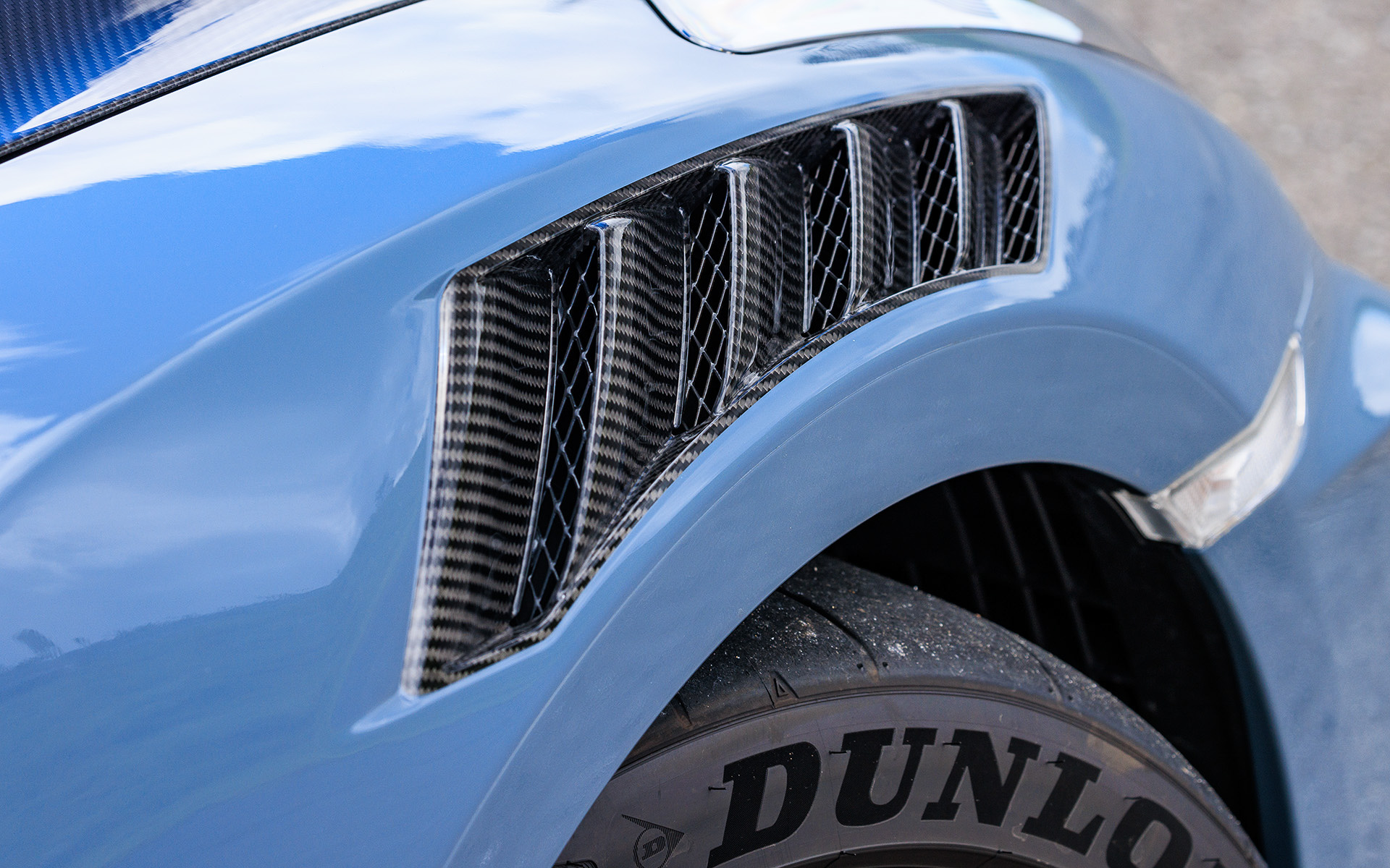 エクステリアではカーボン製ルーフ、カーボン製エンジンフード、カーボン製フロントフェンダーなどを採用して軽量化を図った。また新デザインのリアウイングを高い位置にセットするなど、空力性能の向上にも抜かりなし。マフラーはFUJITSUBOのチタン合金製