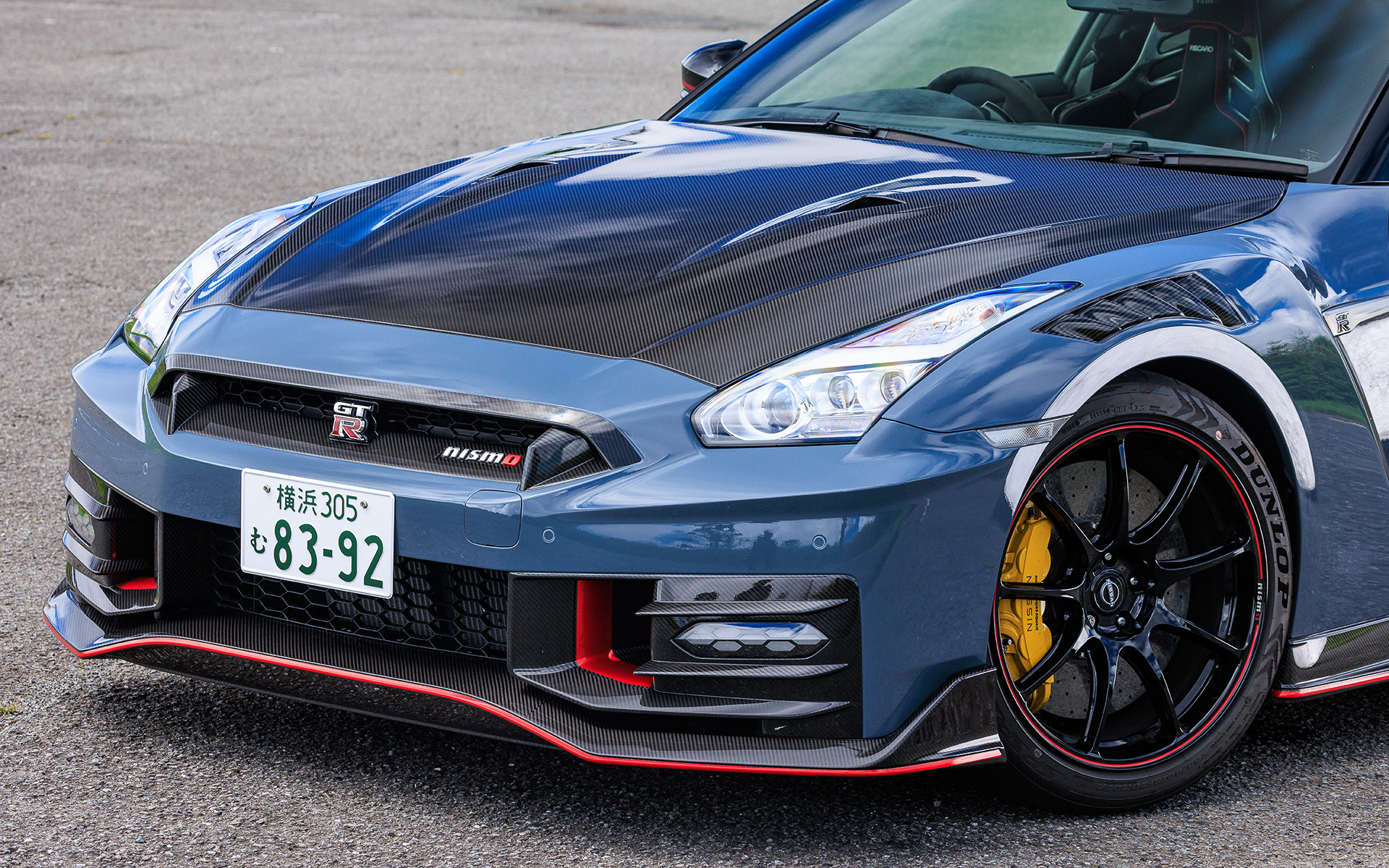 エクステリアではカーボン製ルーフ、カーボン製エンジンフード、カーボン製フロントフェンダーなどを採用して軽量化を図った。また新デザインのリアウイングを高い位置にセットするなど、空力性能の向上にも抜かりなし。マフラーはFUJITSUBOのチタン合金製