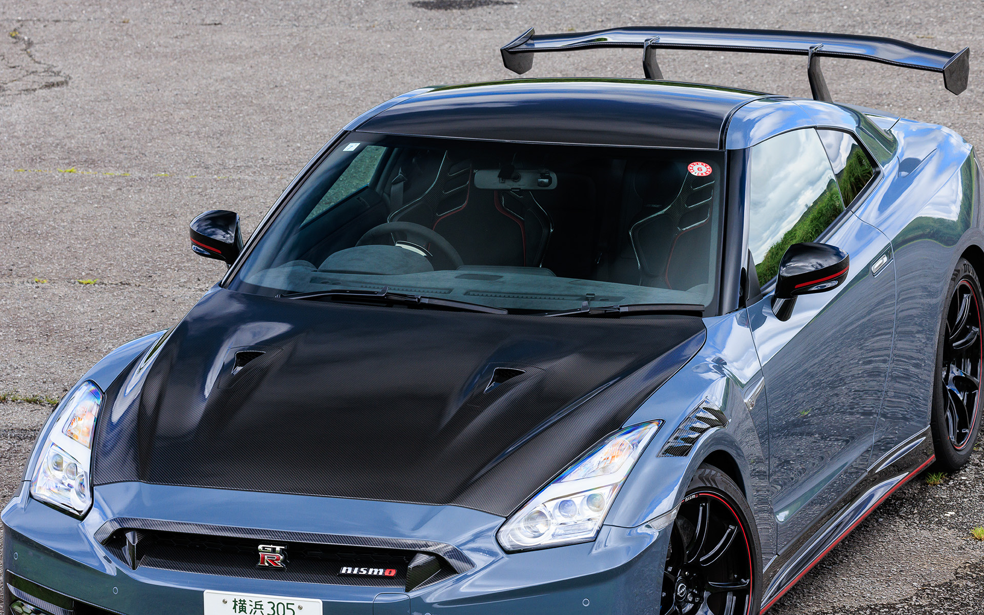 エクステリアではカーボン製ルーフ、カーボン製エンジンフード、カーボン製フロントフェンダーなどを採用して軽量化を図った。また新デザインのリアウイングを高い位置にセットするなど、空力性能の向上にも抜かりなし。マフラーはFUJITSUBOのチタン合金製