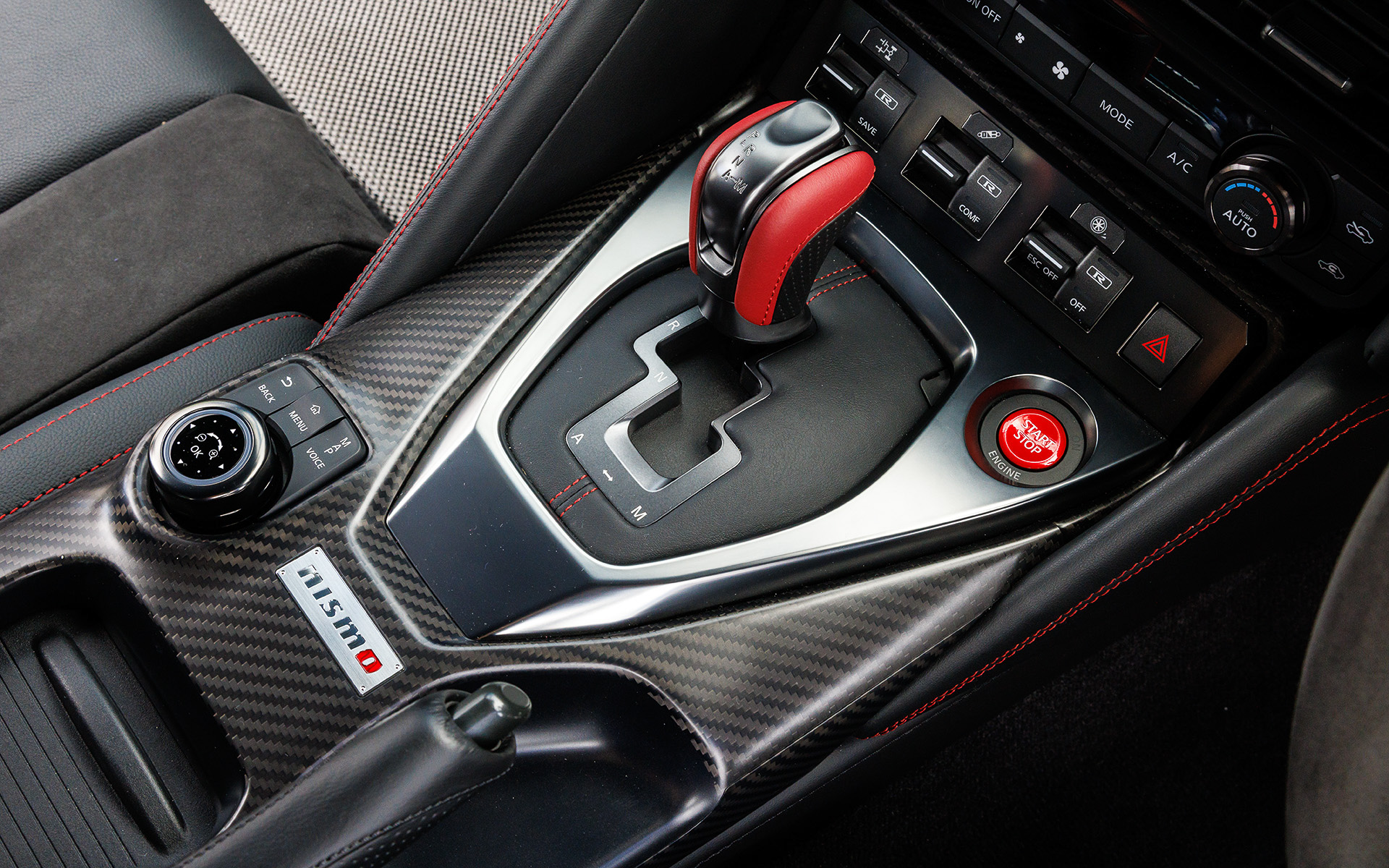 GT-R NISMO Special editionのコクピット。2024年モデルのレカロ製カーボンバックバケットシートはフレームを閉断面化したことで剛性を高めることに成功。カーボン調コンビメーターやアルカンターラ巻きステアリングなども採用する