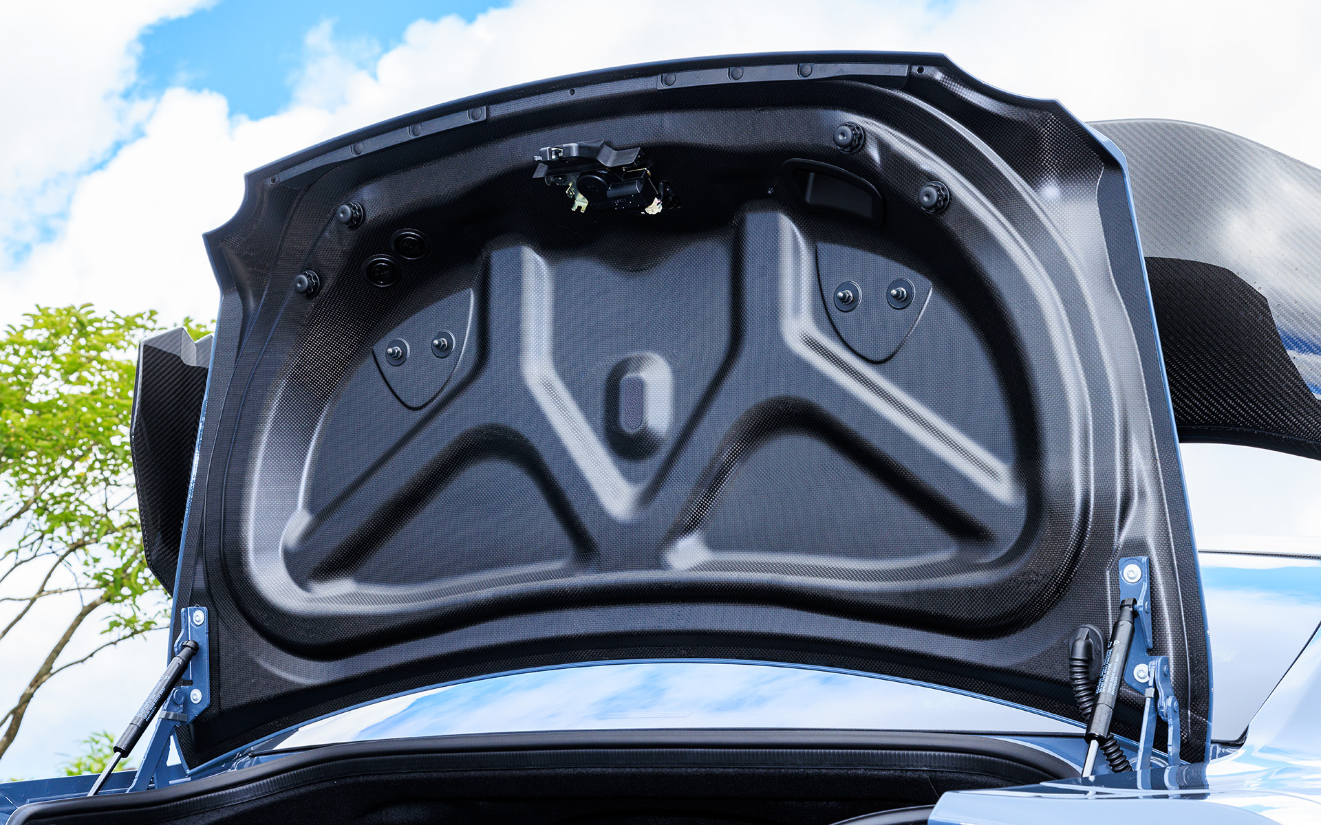 エクステリアではカーボン製ルーフ、カーボン製エンジンフード、カーボン製フロントフェンダーなどを採用して軽量化を図った。また新デザインのリアウイングを高い位置にセットするなど、空力性能の向上にも抜かりなし。マフラーはFUJITSUBOのチタン合金製