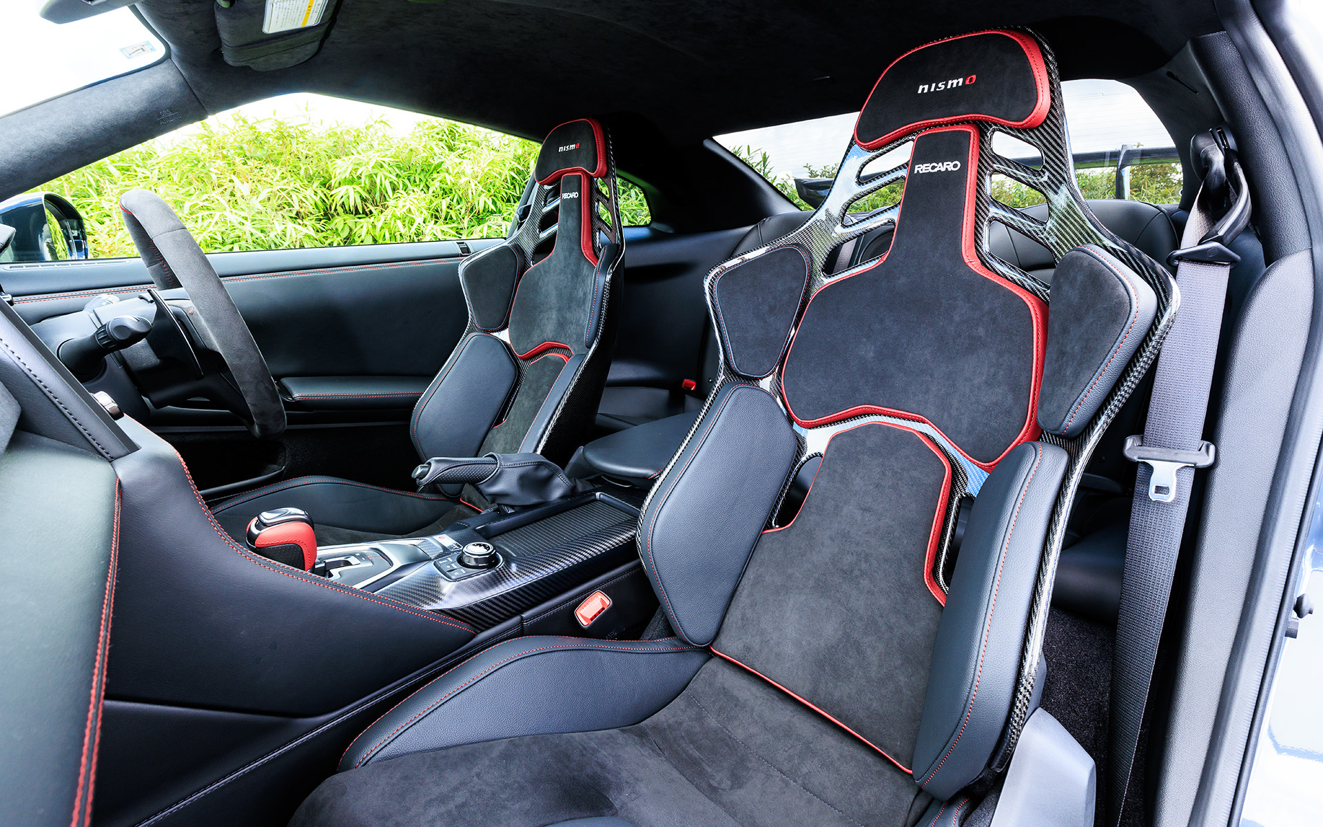 GT-R NISMO Special editionのコクピット。2024年モデルのレカロ製カーボンバックバケットシートはフレームを閉断面化したことで剛性を高めることに成功。カーボン調コンビメーターやアルカンターラ巻きステアリングなども採用する