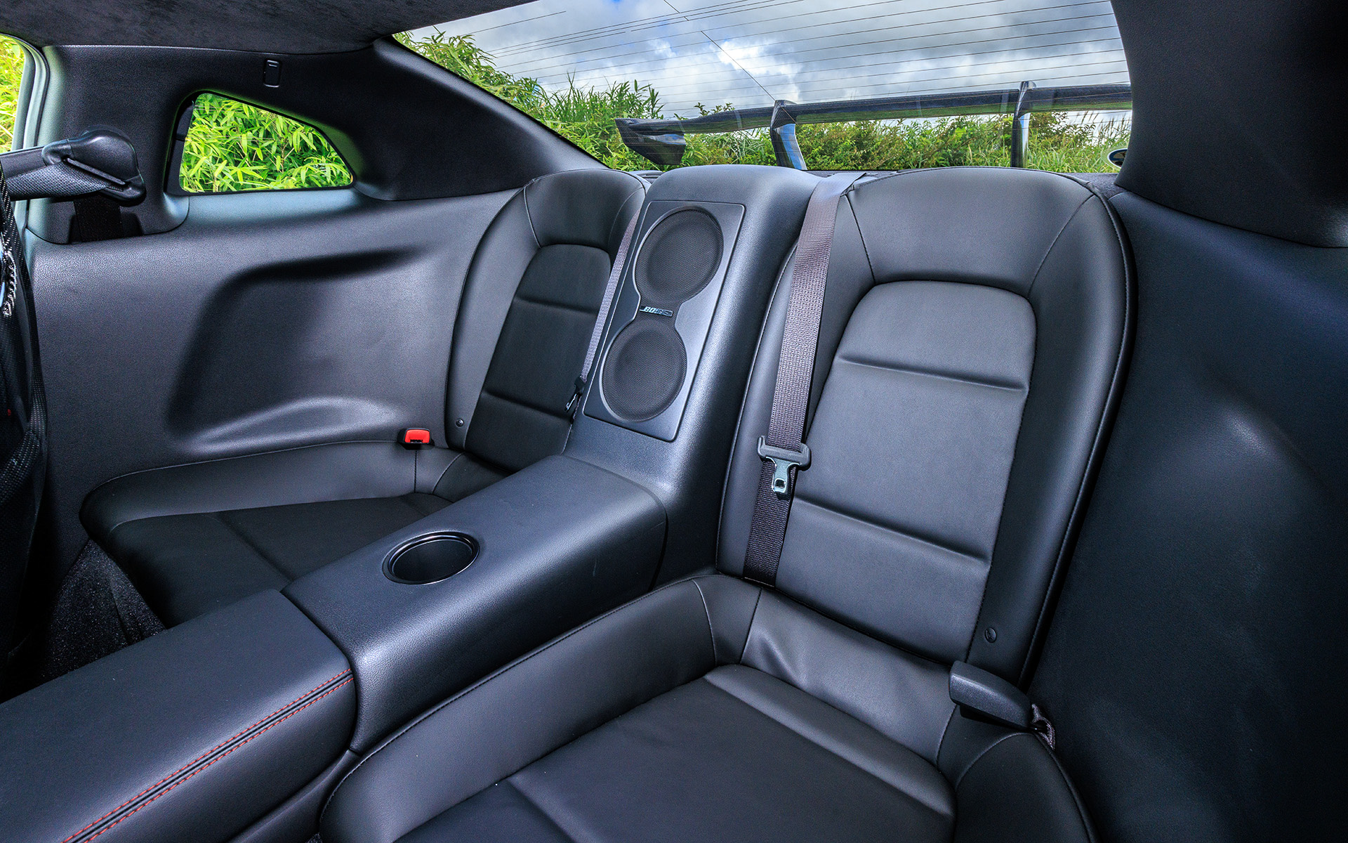 GT-R NISMO Special editionのコクピット。2024年モデルのレカロ製カーボンバックバケットシートはフレームを閉断面化したことで剛性を高めることに成功。カーボン調コンビメーターやアルカンターラ巻きステアリングなども採用する