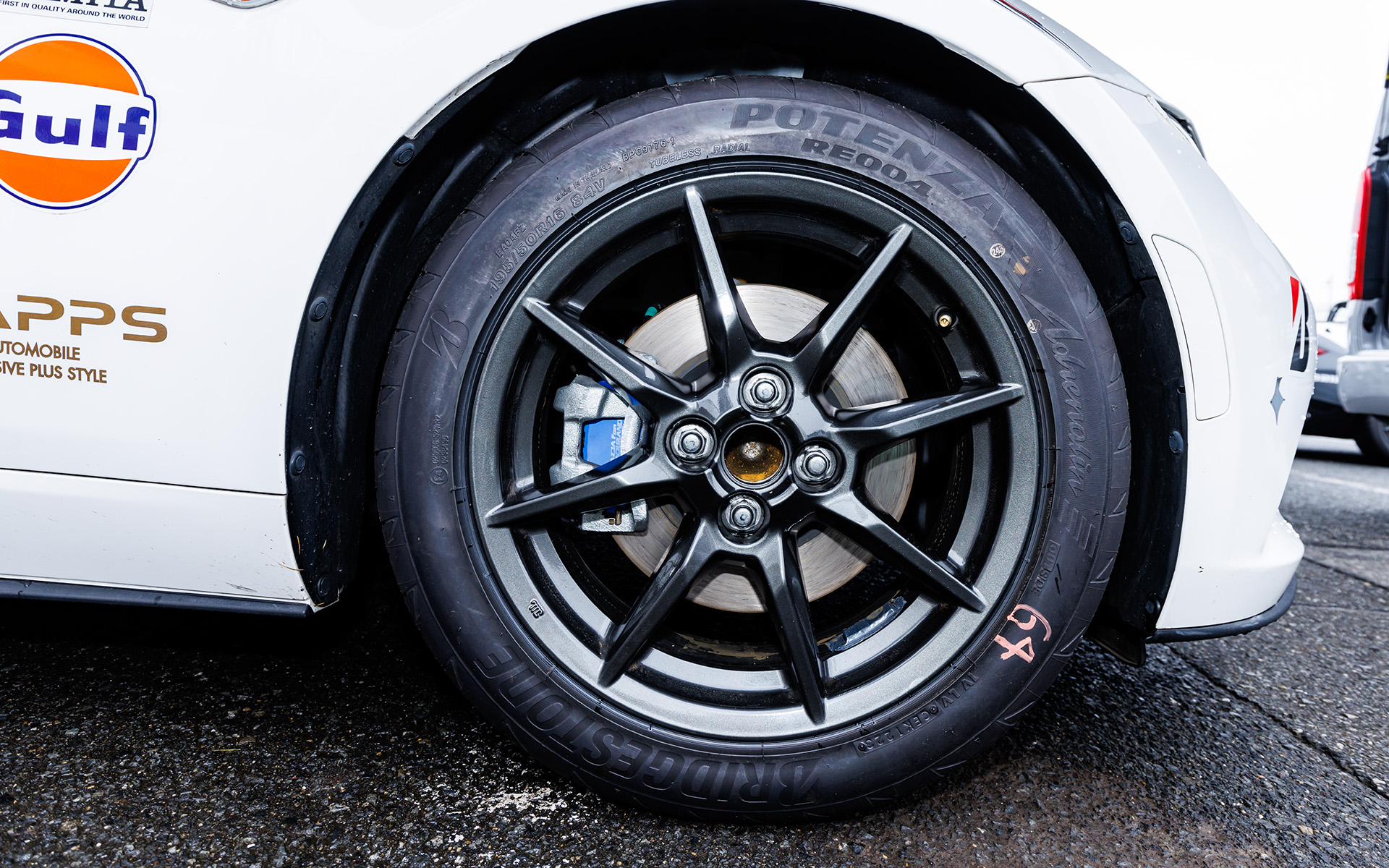 タイヤも含めてワンメイク。ブリヂストン POTENZA Adrenalin RE004（195/50R16）