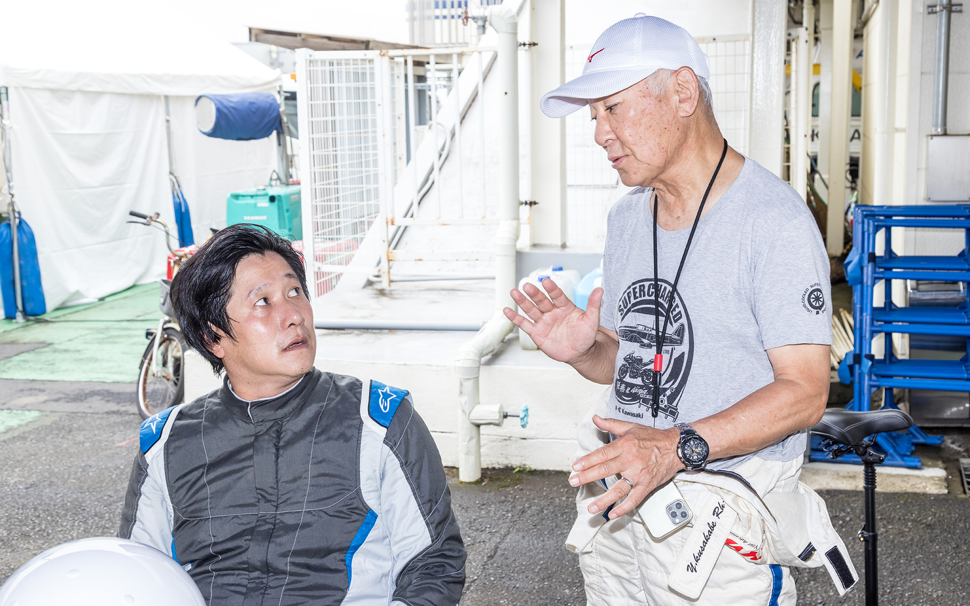 第1ドライバーを務める編集長小林（左）