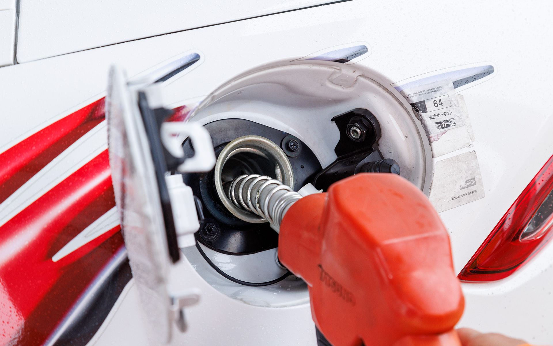 練習後、予選前には重量を統一するため全車ガソリン満タンがルール