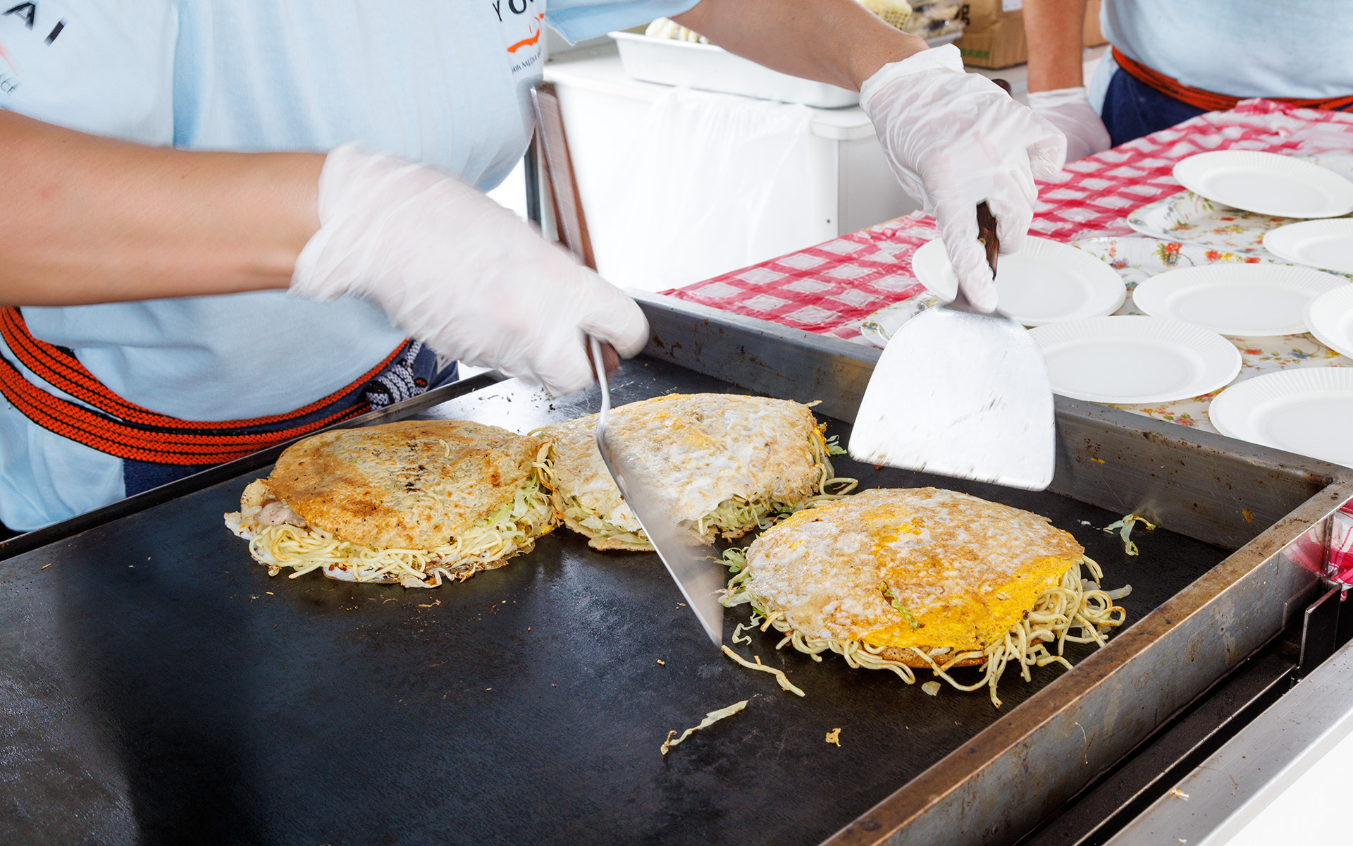 広島お好み焼きが試食でき、その場で焼く