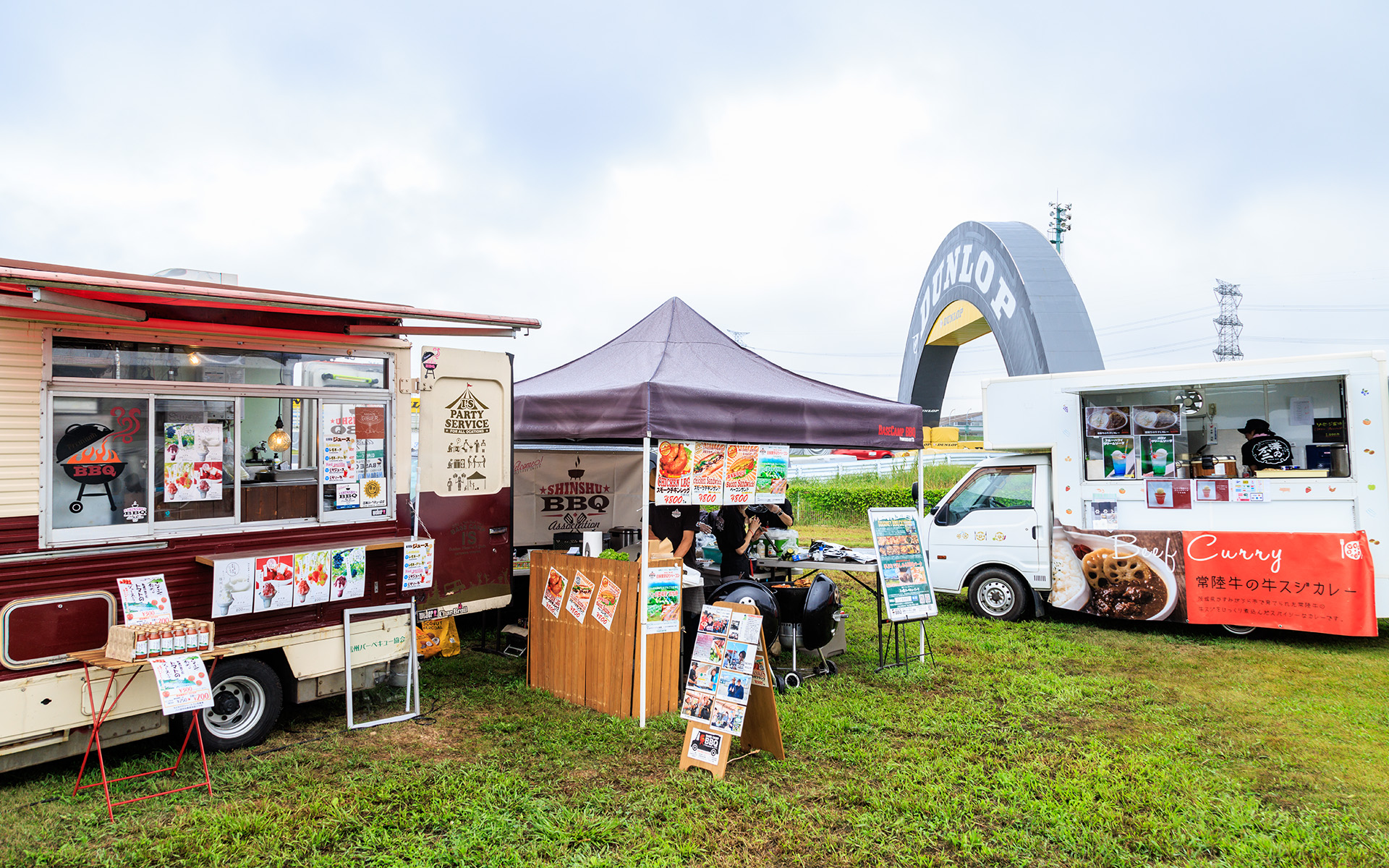 そのほかにも飲食の出店あり。広島お好み焼きとセットで楽しめる