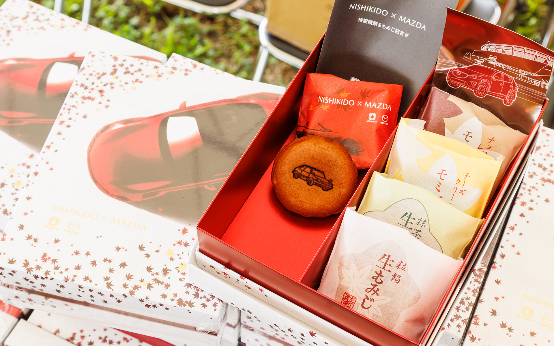 マツダ車の焼き印の入ったもみじ饅頭。どのクルマの印かは開けてのお楽しみ。実は品薄でレアものだそうだ