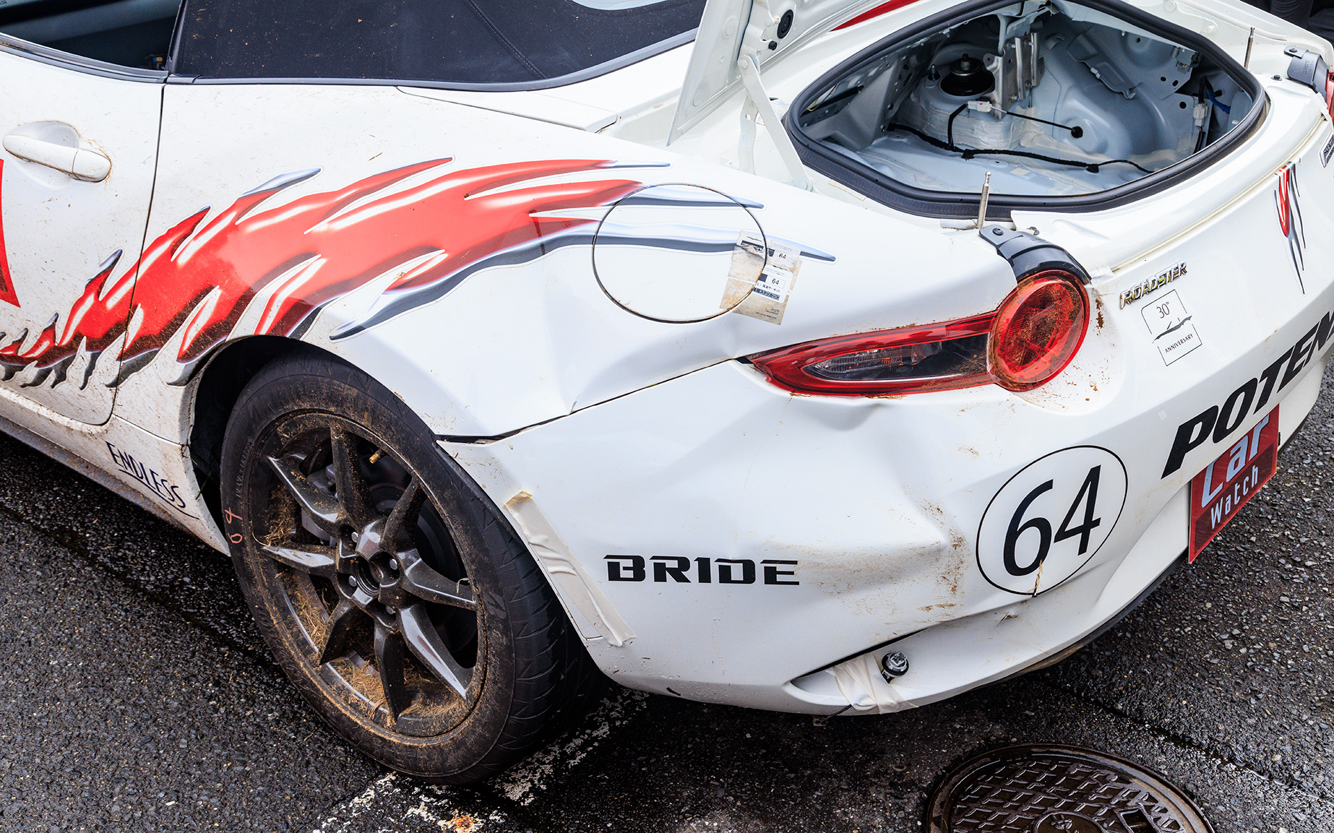 戻ってきたCar Watch ロードスター。ホイールに泥も付着し予選のタイムを縮めるのは無理と判断した