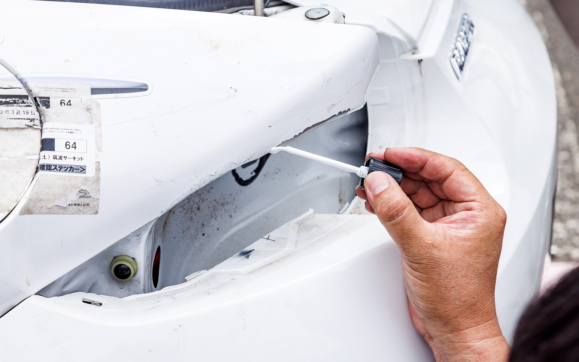 最後は純正タッチアップペイントで塗装がはがれたところ補修。さすが“純正品質”の応急整備だ