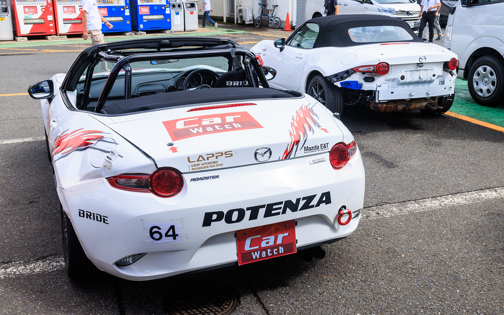 バンパーを交換して補修が済んだCar Watchロードスター。右奥は部品を供出したマツダの予備車